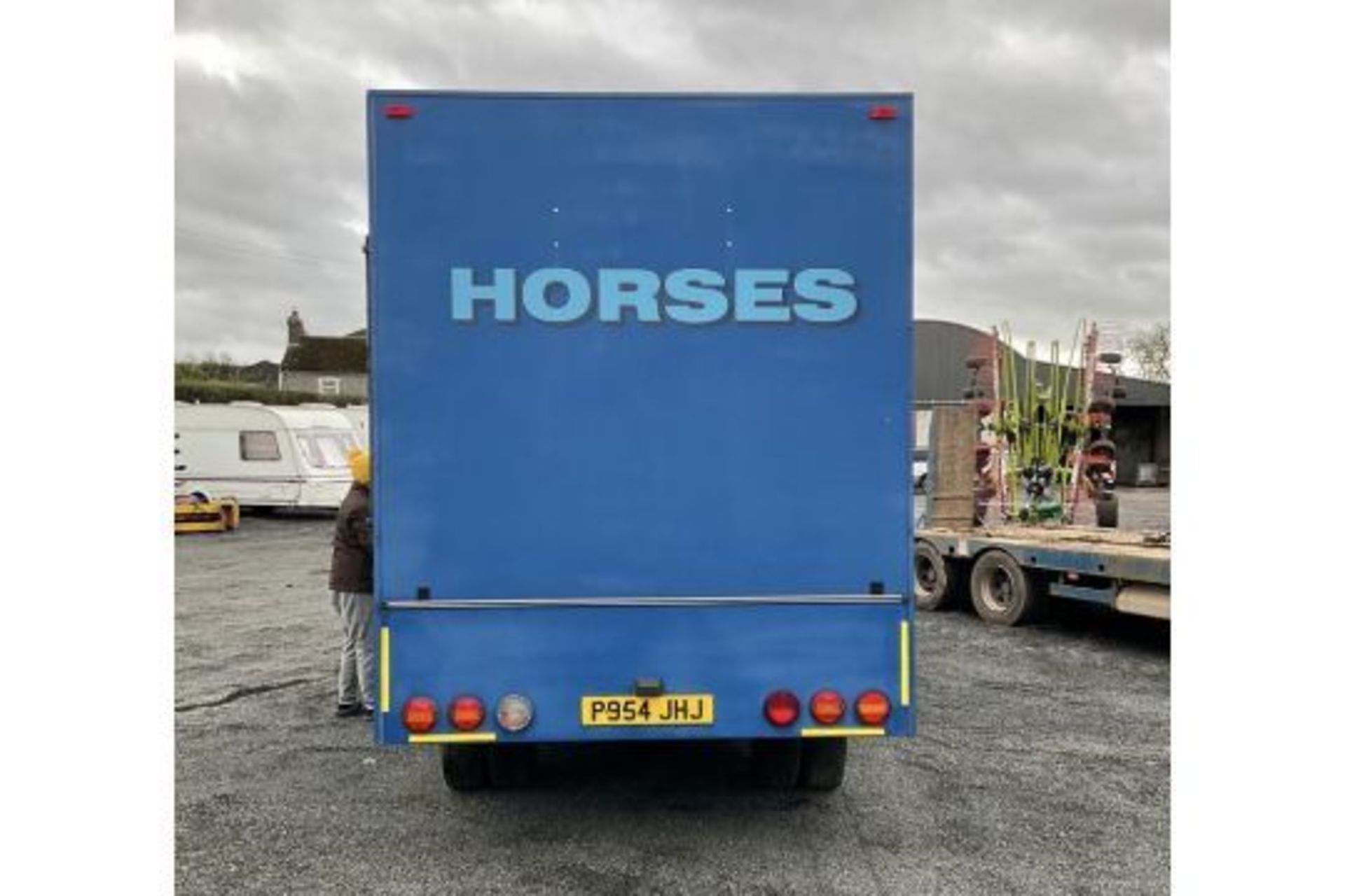 HORSEBOX TWO STALL IVECO .GROOMS AREA AND SIDE RAMP.STARTS RUNS AND DRIVES .LOCATED IN NORTHERN - Image 6 of 7