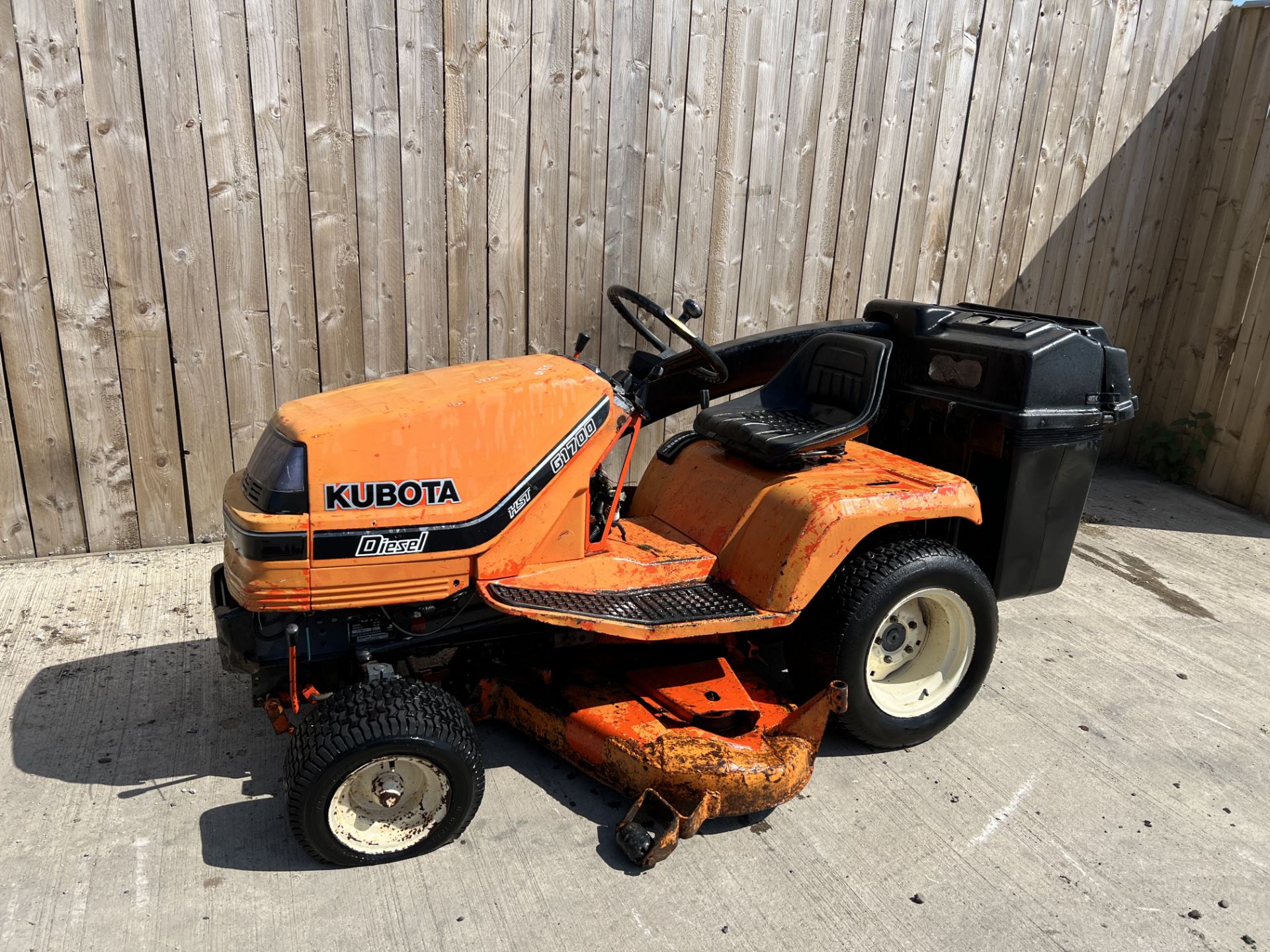 KUBOTA DIESEL RIDE ON MOWER STARTS RUNS AND DRIVES LOCATED IN NORTH YORKSHIRE. - Image 2 of 5