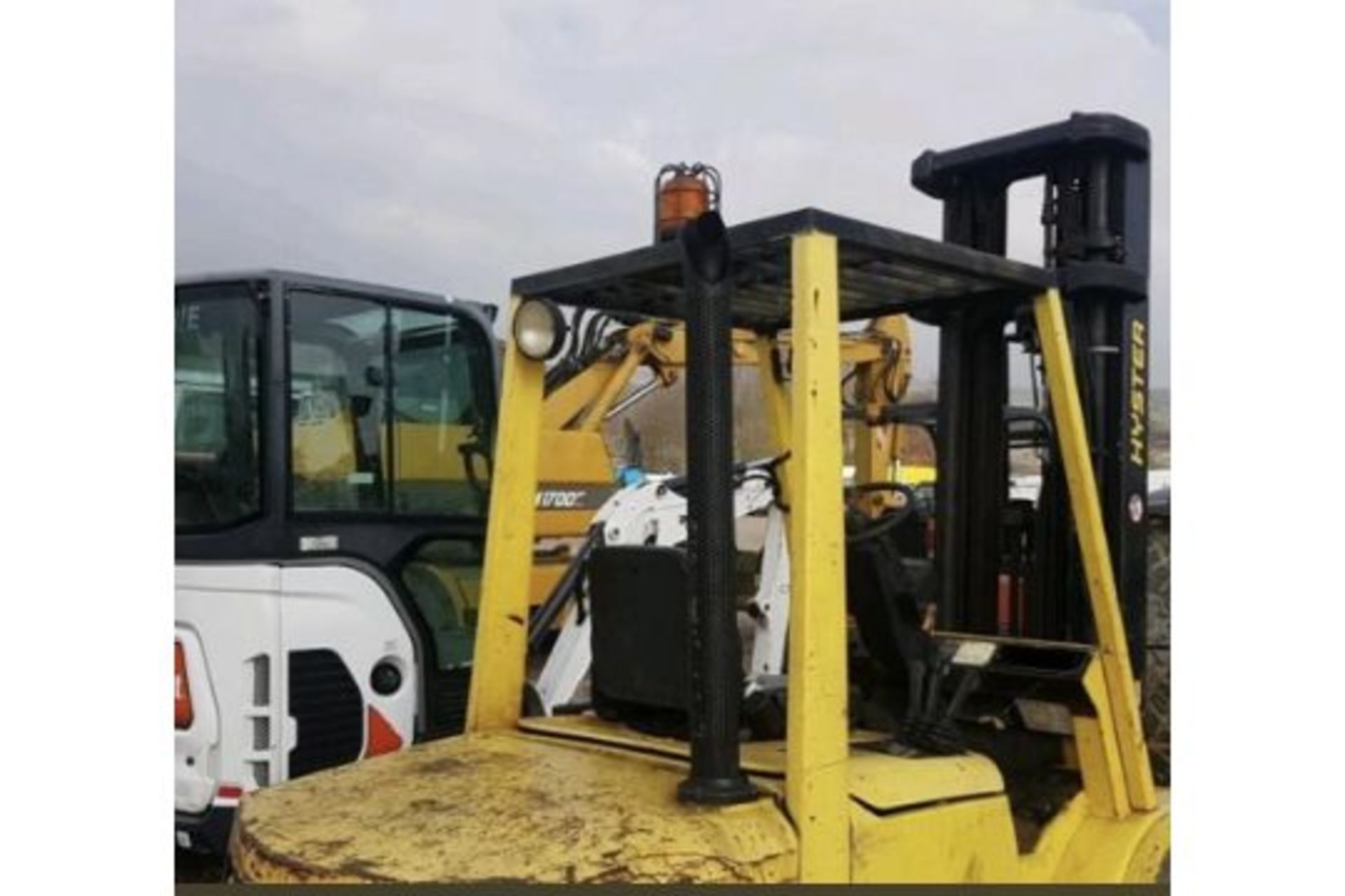 HYSTER MODEL 3.00 DIESEL FORKLIFT STARTS RUNS AND LIFTS PLUS  VAT LOCATED IN NORTHERN IRELAND. - Image 6 of 7