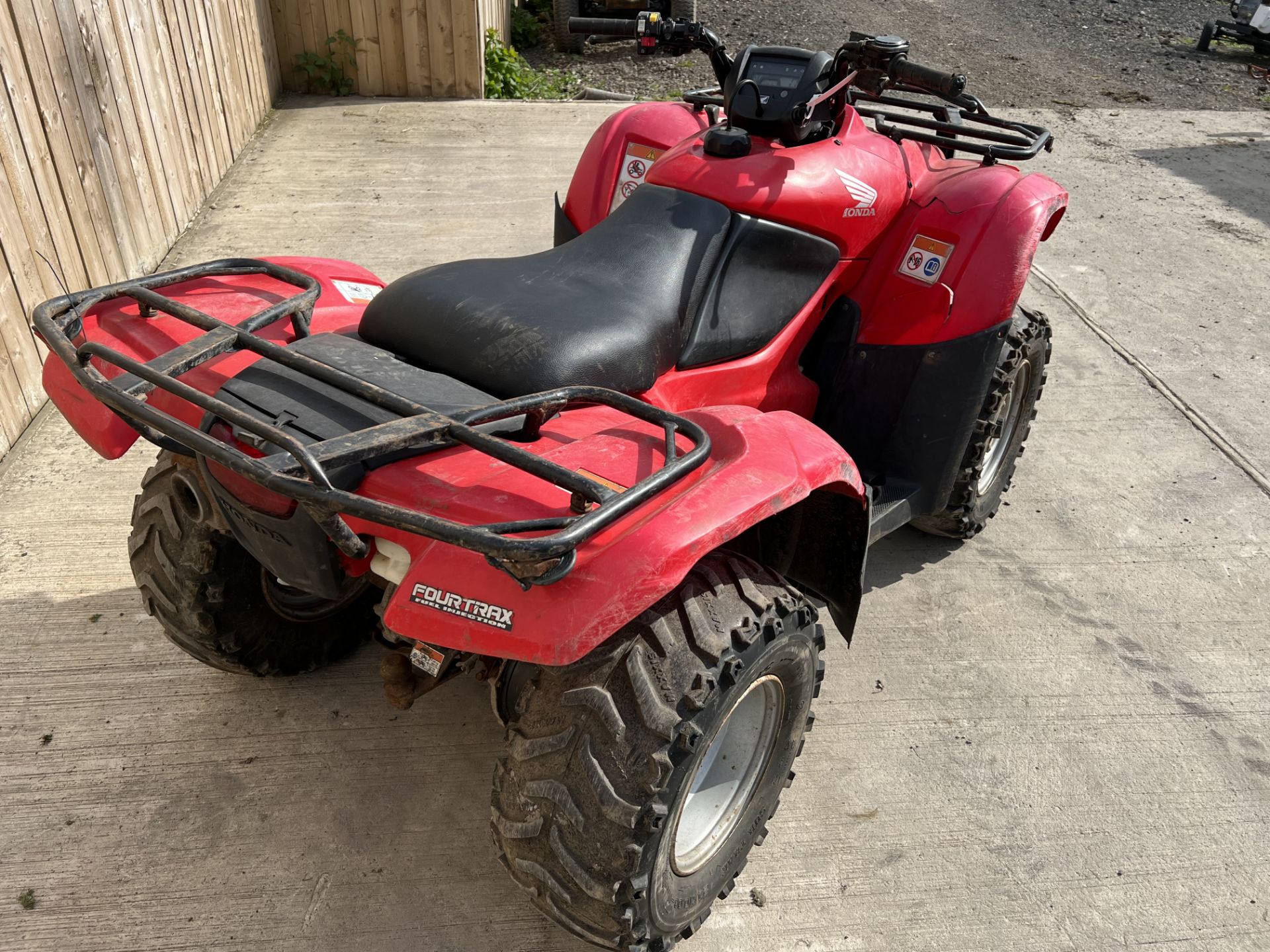 HONDA FOURTRAX 420 QUAD 2011.STARTS RUNS AND DRIVES 2/4 WD PLUS VAT LOCATED IN NORTH YORKSHIRE. - Image 2 of 4