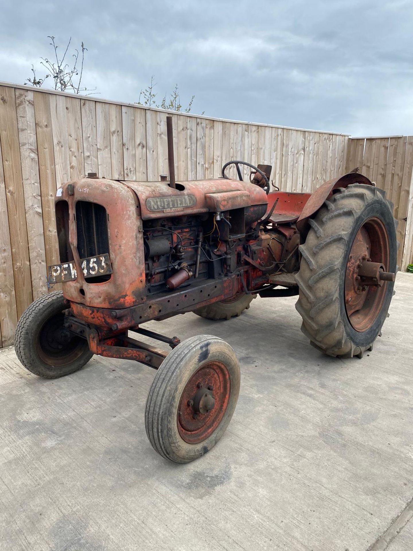 NUFFIELD VINTAGE TRACTOR *LOCATION NORTH YORKSHIRE*