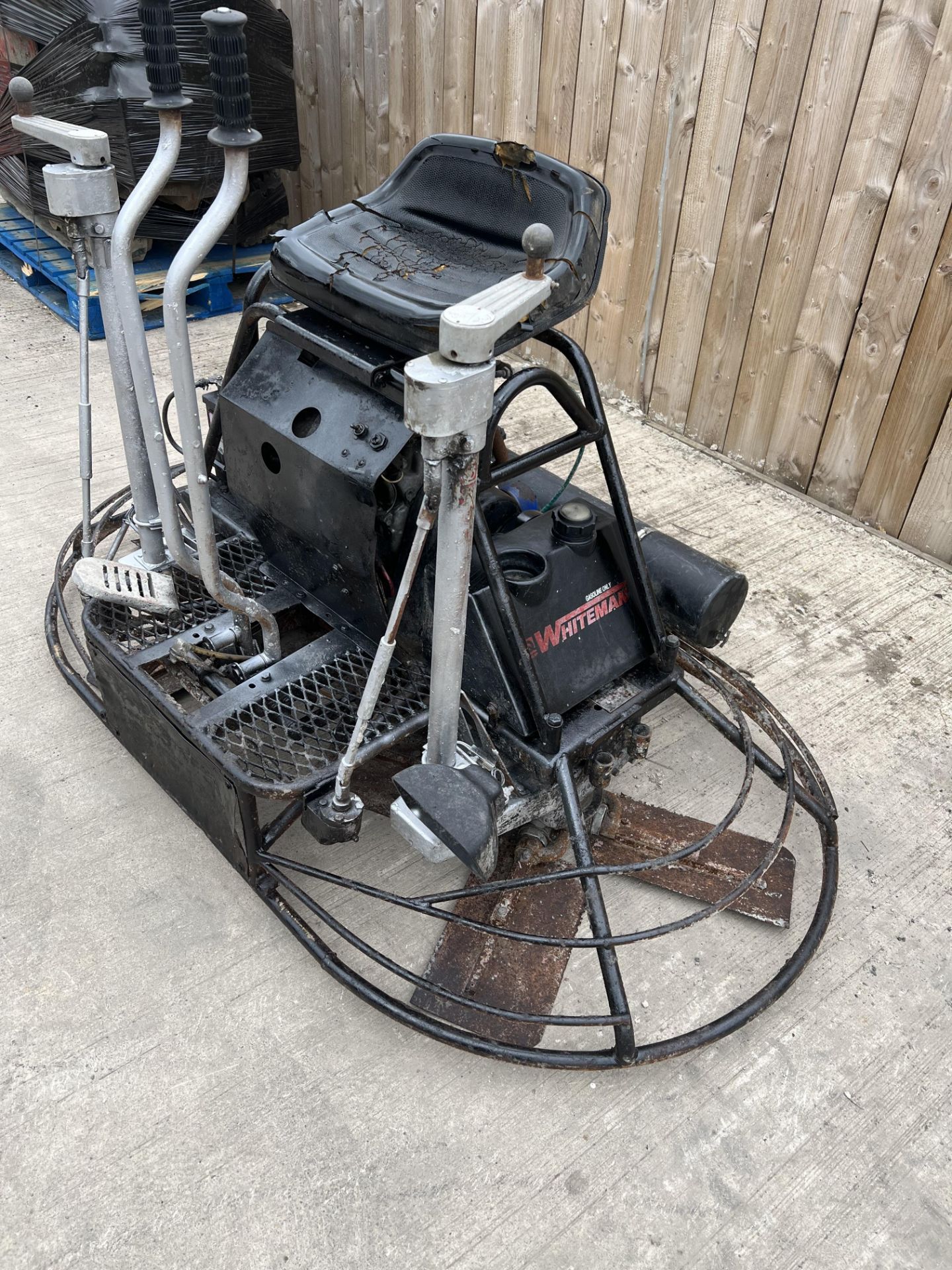 WHITEMAN MULTIQUIP RIDE ON CONCRETE POWER FLOAT TWIN BLADE  HONDA KEY / PULL START ENGINE PLUS VAT - Image 2 of 4