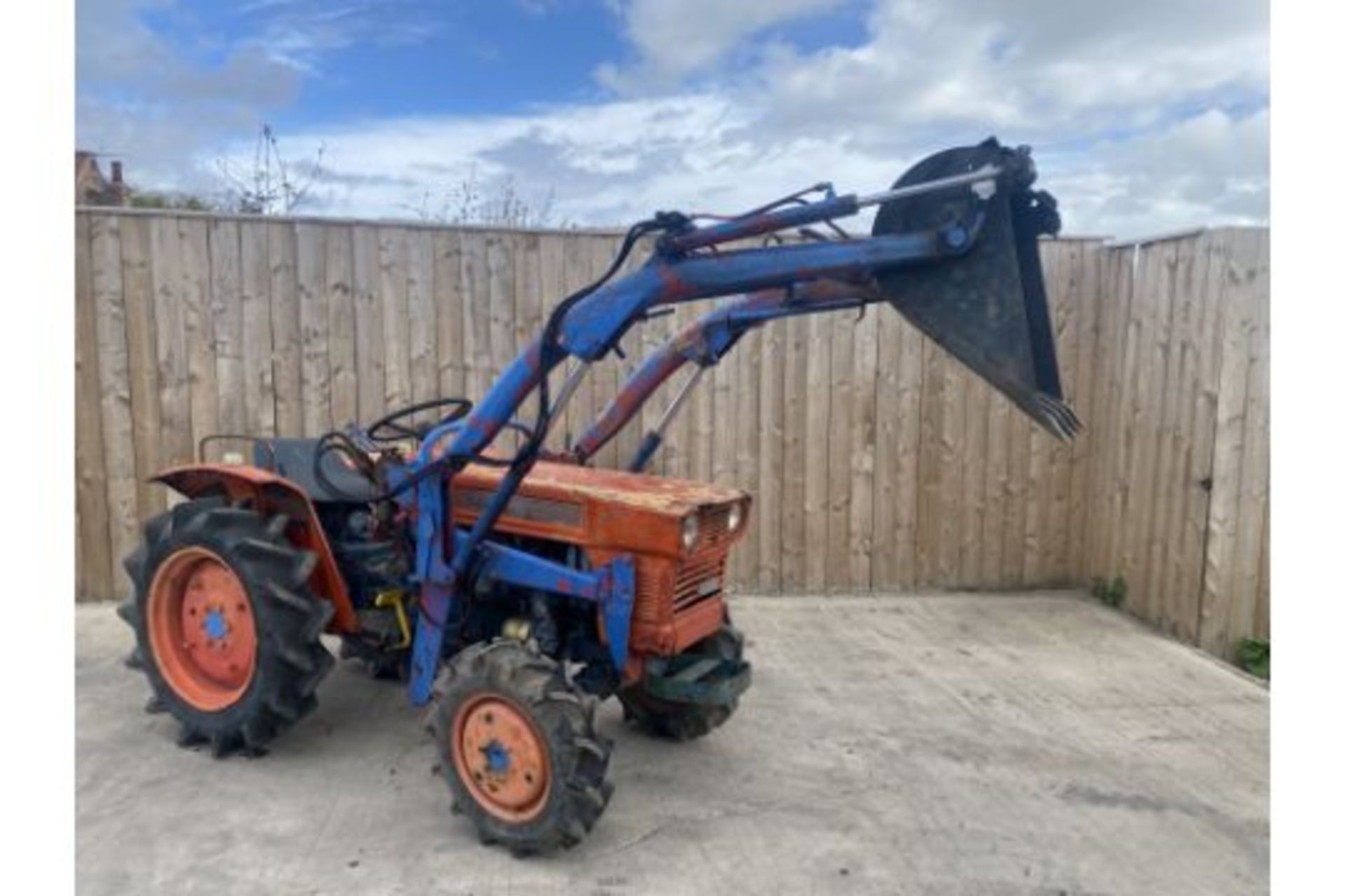 KUBOTA 4X4 COMPACT TRACTOR  STARTS RUNS DRIVES & LIFTS  HOURS: 1960 FRONT LOADER & BUCKET  3 POINT - Image 12 of 12