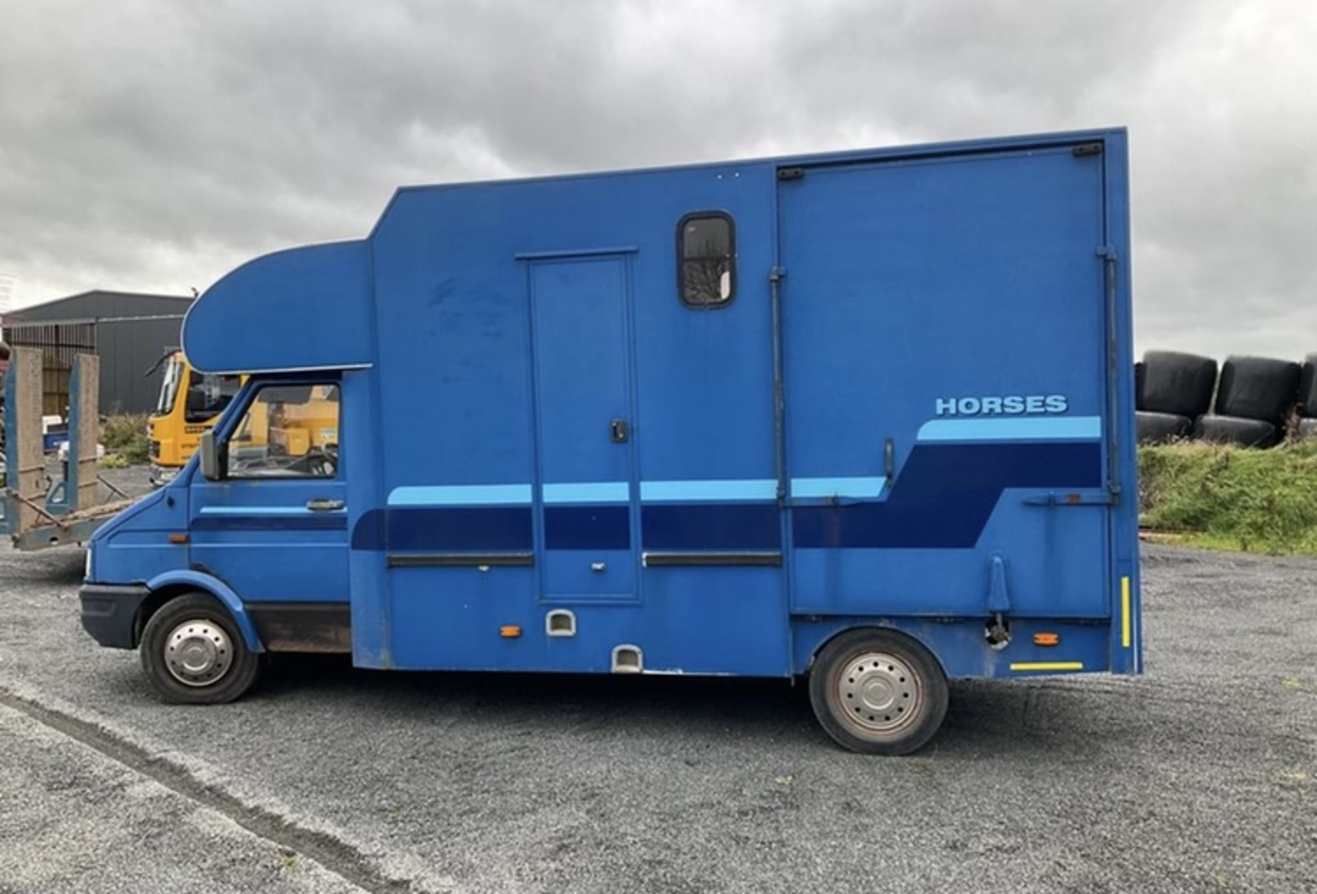 HORSEBOX TWO STALL IVECO .GROOMS AREA AND SIDE RAMP.STARTS RUNS AND DRIVES .LOCATED IN NORTHERN - Image 4 of 7