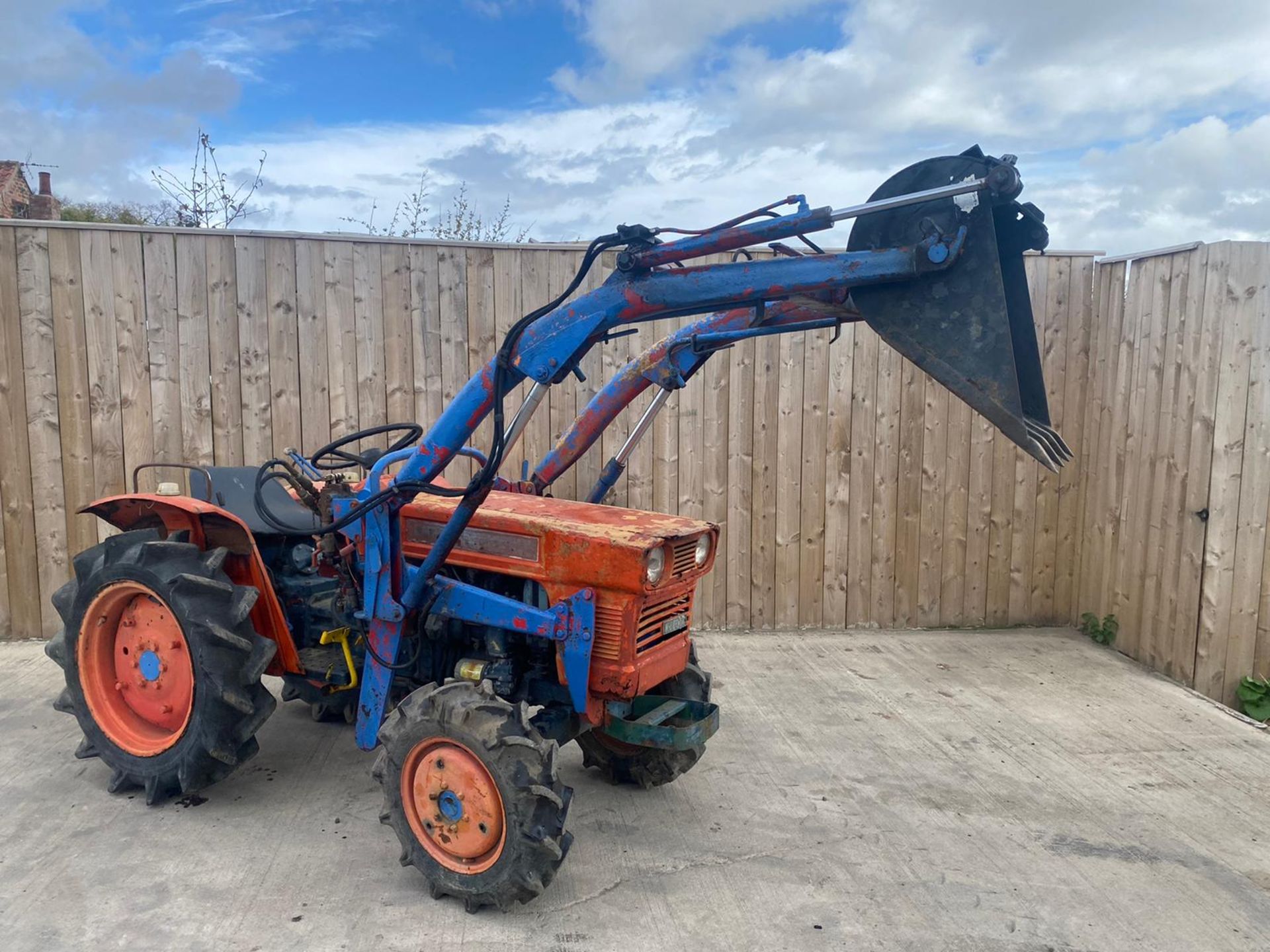 KUBOTA 4X4 COMPACT TRACTOR  STARTS RUNS DRIVES & LIFTS  HOURS: 1960 FRONT LOADER & BUCKET  3 POINT - Image 2 of 12