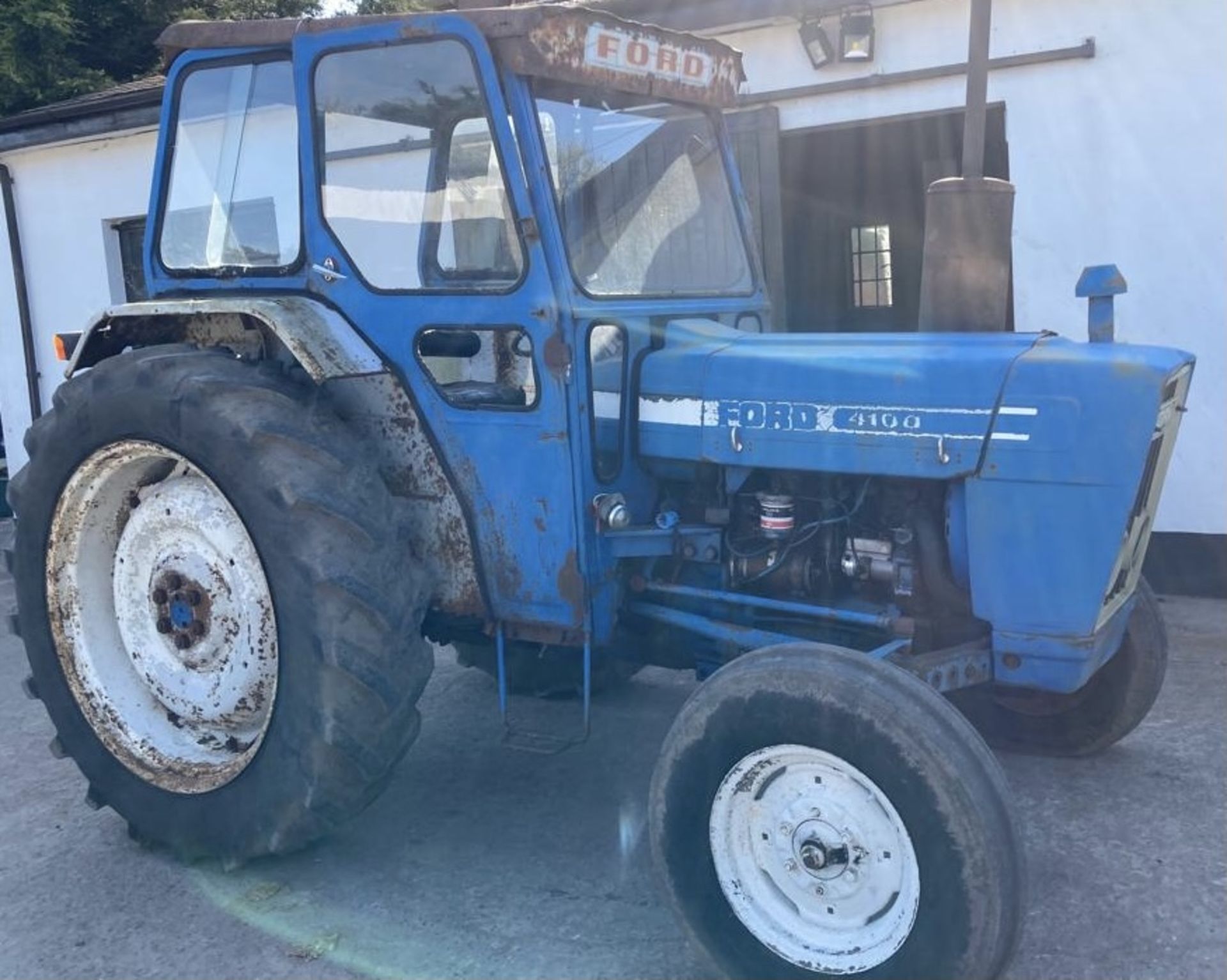 FORD 4100 TRACTOR STARTS RUNS DRIVES AND  LIFTS .3891 HOURS.LOCATED IN NORTHERN IREALND. - Image 2 of 5