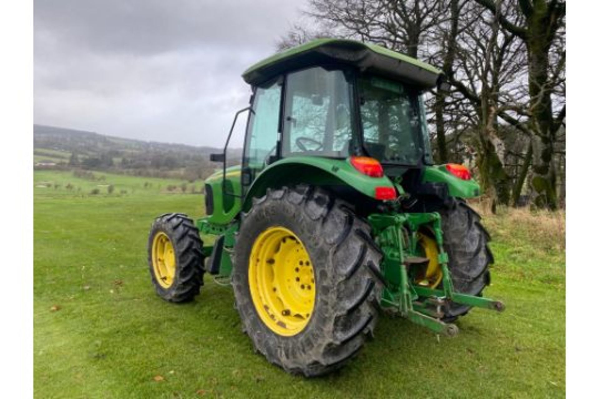 JOHN DEERE 5620 4WD TRACTOR PLUS VAT  4400 hrs  YEAR 2005 - Image 2 of 10