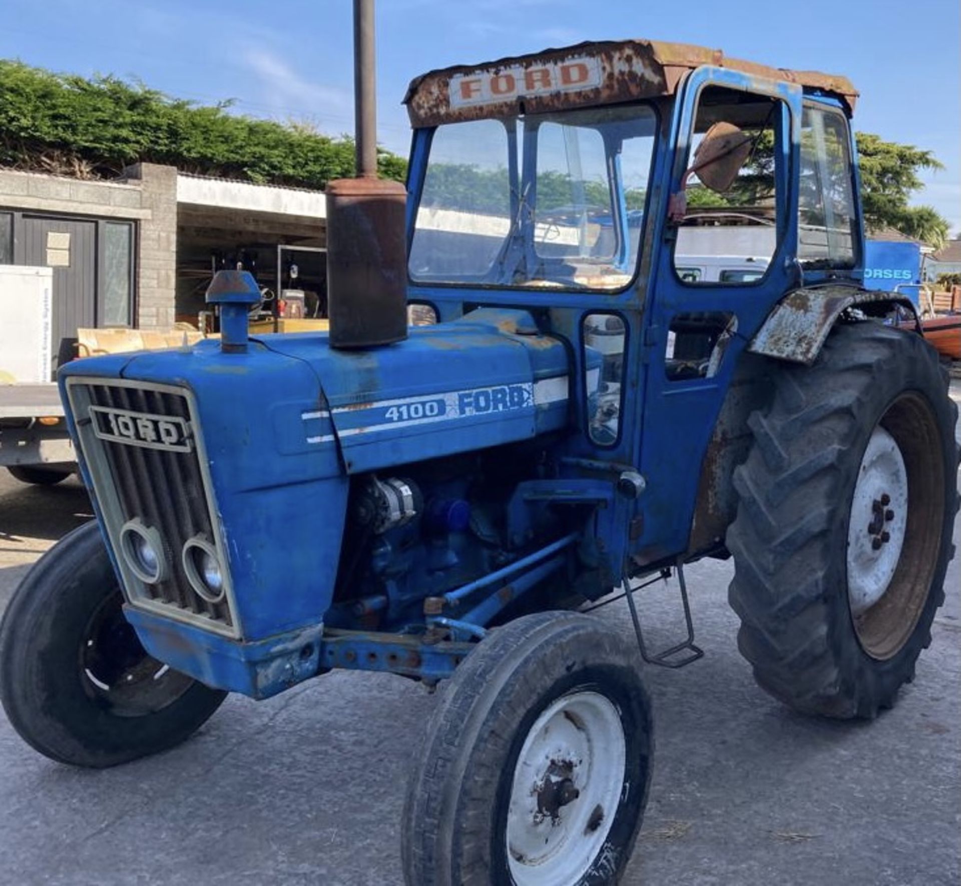 FORD 4100 TRACTOR STARTS RUNS DRIVES AND  LIFTS .3891 HOURS.LOCATED IN NORTHERN IREALND.