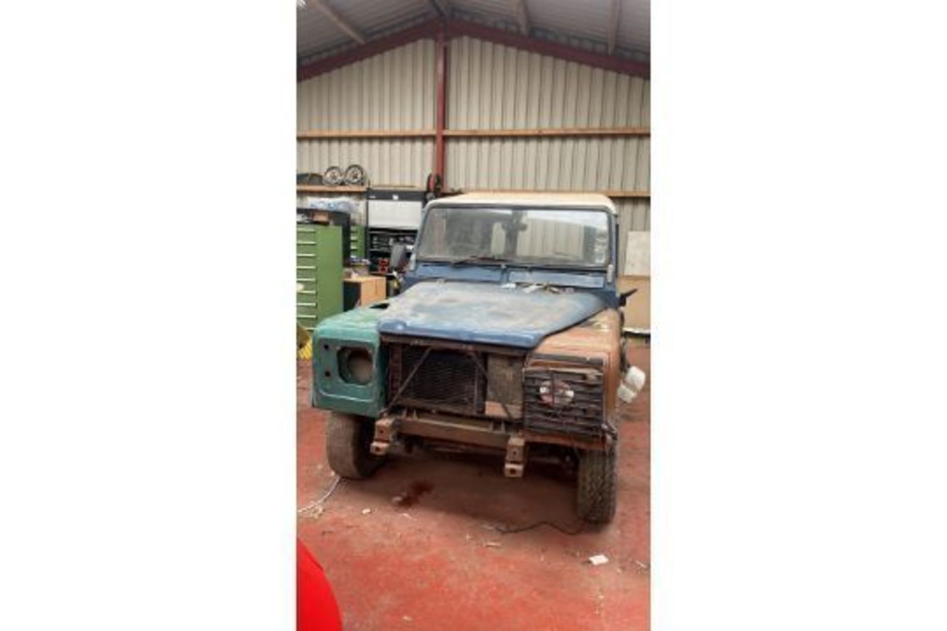 LAND ROVER DEFENDER 90 300 TDI BARNFIND  SALE ON BEHALF OF A DECEASED ESTATE UNFINISHED PROJECT - Image 3 of 8