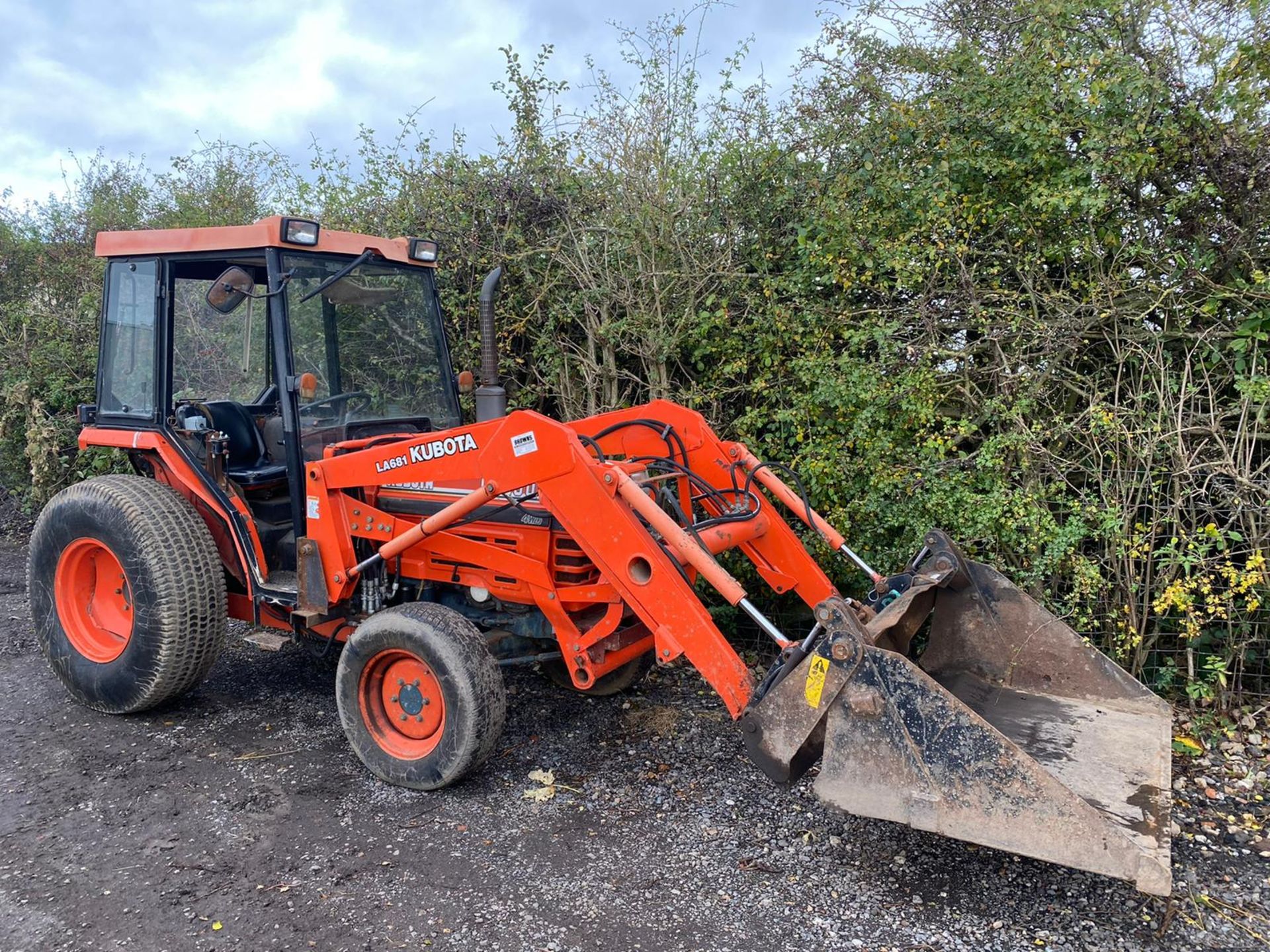 KUBOTA TRACTOR WITH LOADER LOCATED IN SCOTLAND. - Image 4 of 11