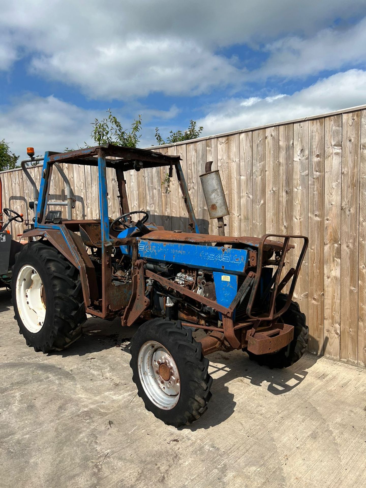 ISEKI COMPACT 4X4 TRACTOR WITH CAB LOCATED IN NORTH YORKSHIRE. - Image 5 of 6