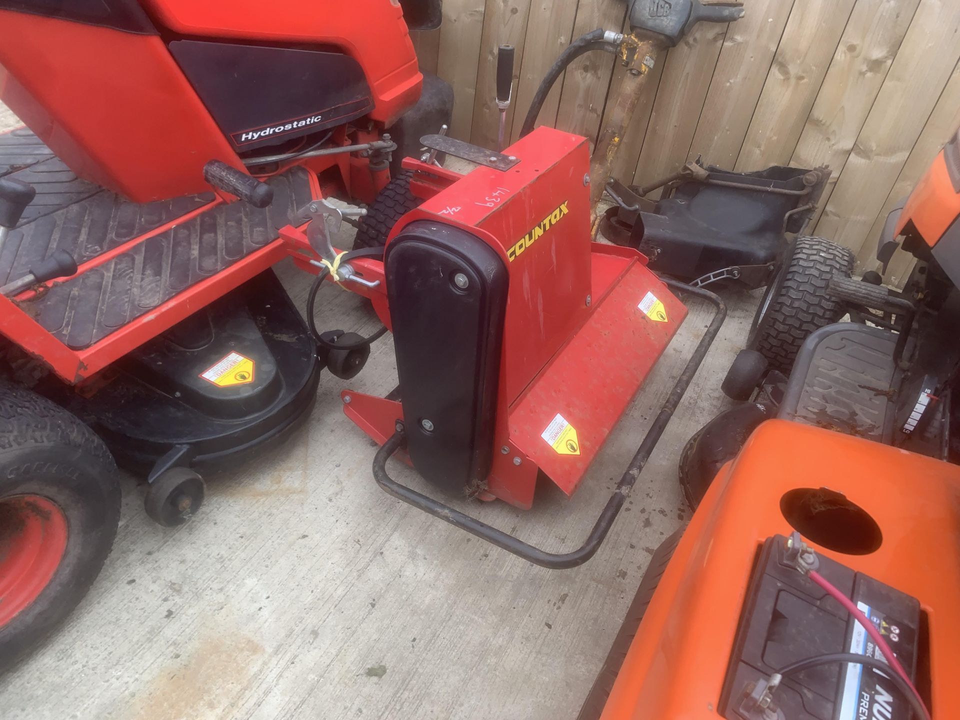 COUNTAX PETROL RIDE ON MOWER LOCATED IN NORTHERN IRELAND. - Image 2 of 7