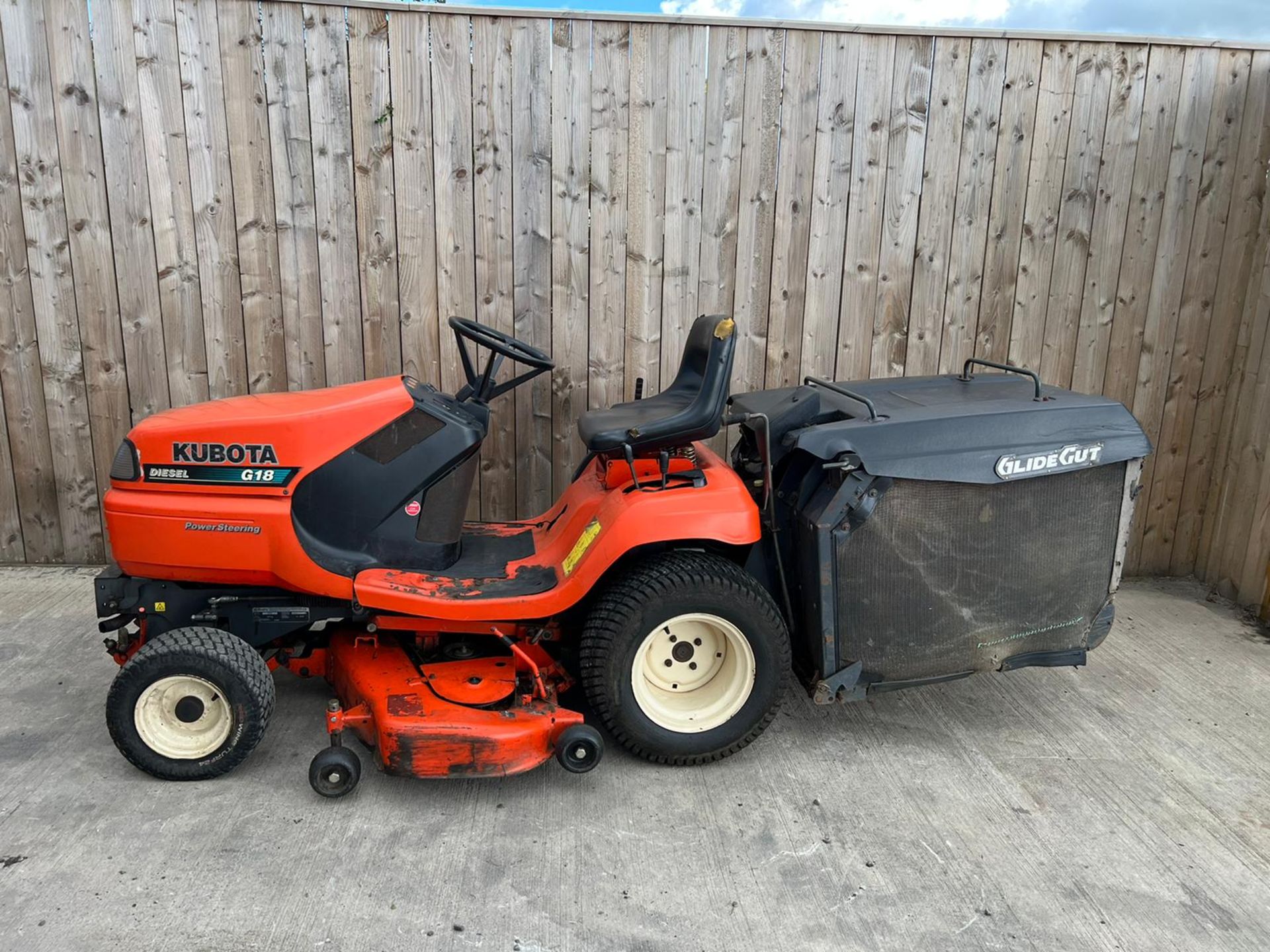 KUBOTA DIESEL HYDRAULIC TIP RIDE ON MOWER LOCATED IN NORTH YORKSHIRE.