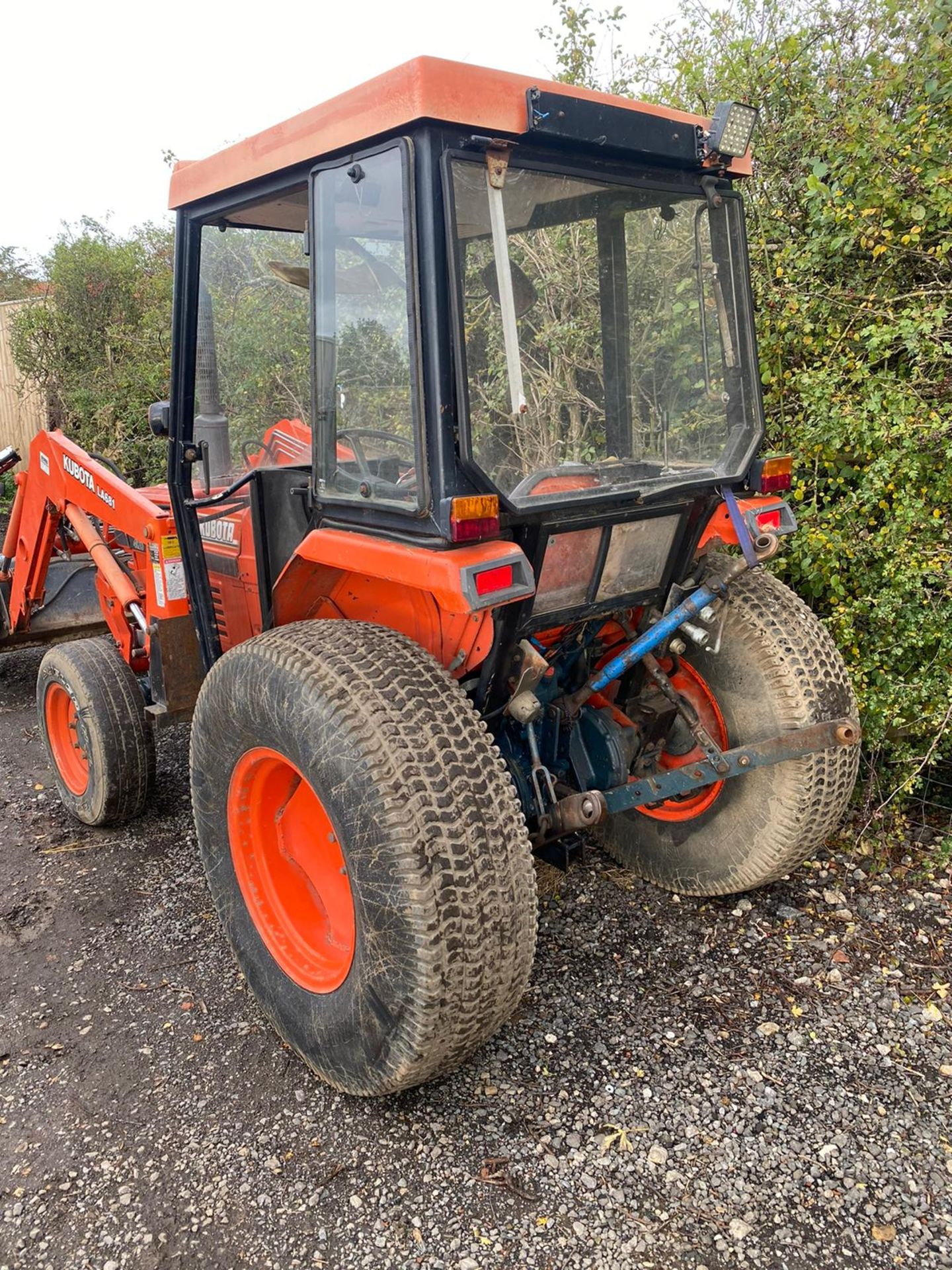 KUBOTA TRACTOR WITH LOADER LOCATED IN SCOTLAND. - Image 3 of 11