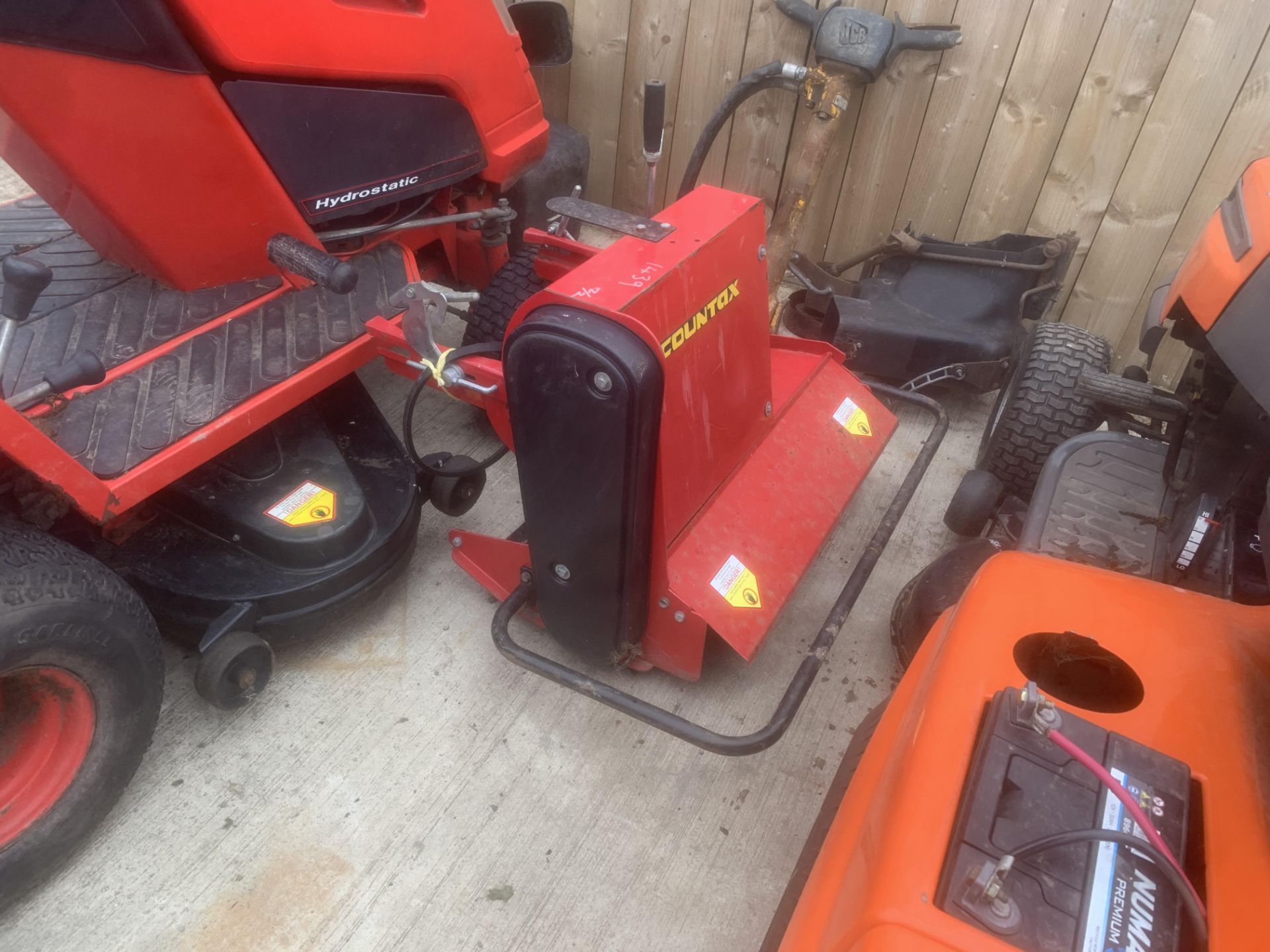 COUNTAX PETROL RIDE ON MOWER LOCATED IN NORTHERN IRELAND. - Image 3 of 7