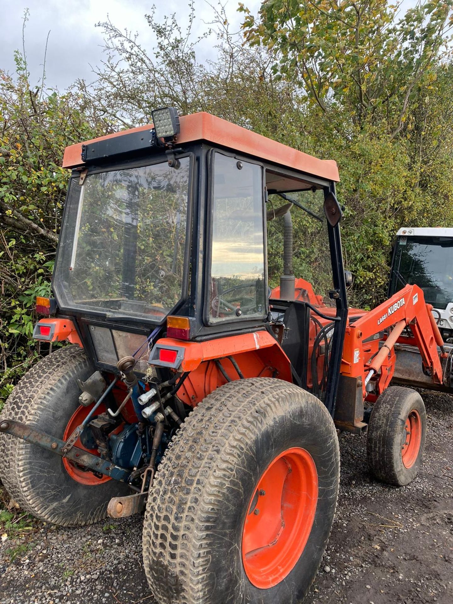 KUBOTA TRACTOR WITH LOADER LOCATED IN SCOTLAND. - Image 8 of 11