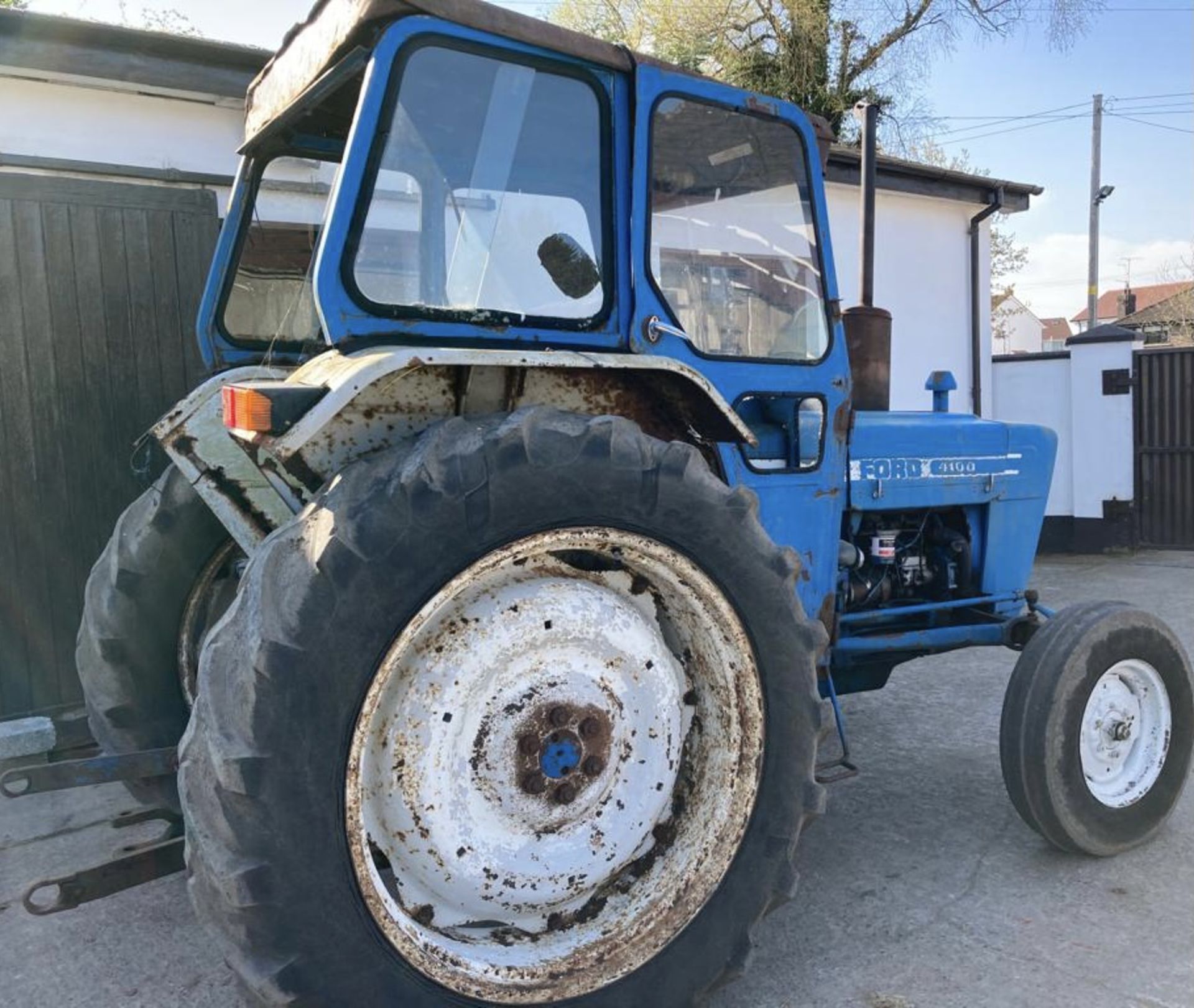 FORD 4100 TRACTOR WITH CAB.LOCATED IN NORTHERN IRELAND. - Image 3 of 6