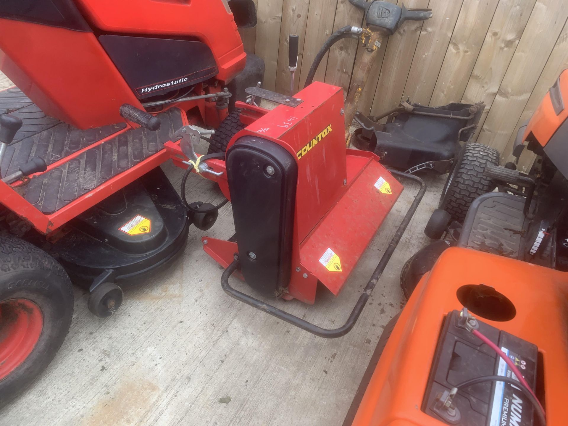 COUNTAX PETROL RIDE ON MOWER LOCATED IN NORTHERN IRELAND. - Image 7 of 7