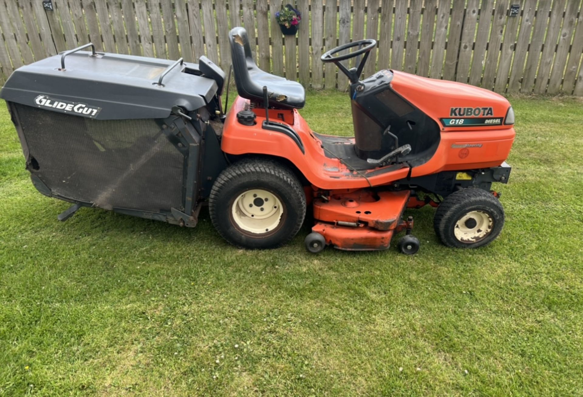 KUBOTA G18 DIESEL RIDE ON MOWER TIPPING COLLECTOR *LOCATION NORTH YORKSHIRE* - Image 2 of 5