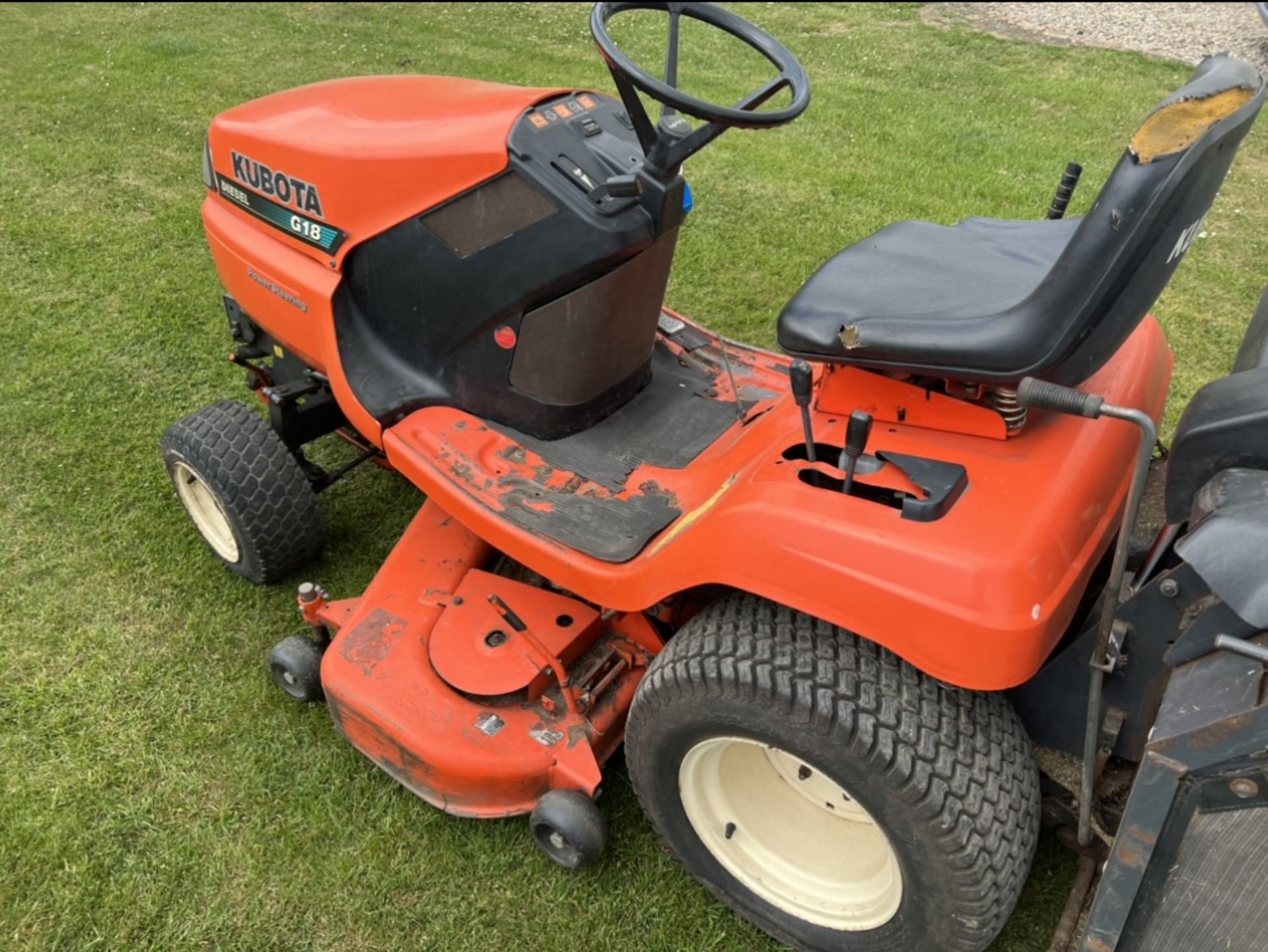 KUBOTA G18 DIESEL RIDE ON MOWER TIPPING COLLECTOR *LOCATION NORTH YORKSHIRE* - Image 5 of 5