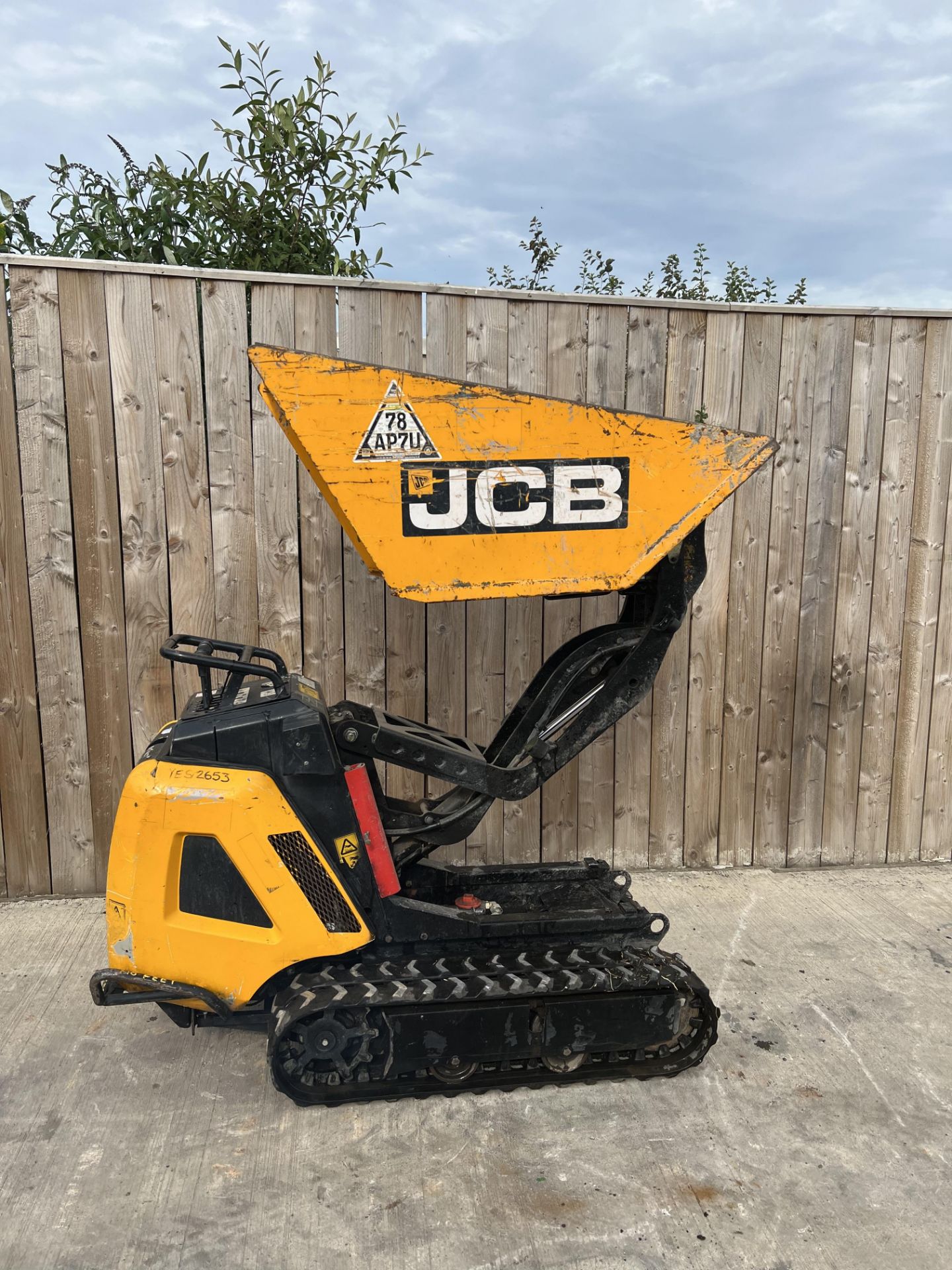 2017 JCB HTD05 HIGH TIP TRACKED DIESEL DUMPER *LOCATION NORTH YORKSHIRE* - Image 6 of 7