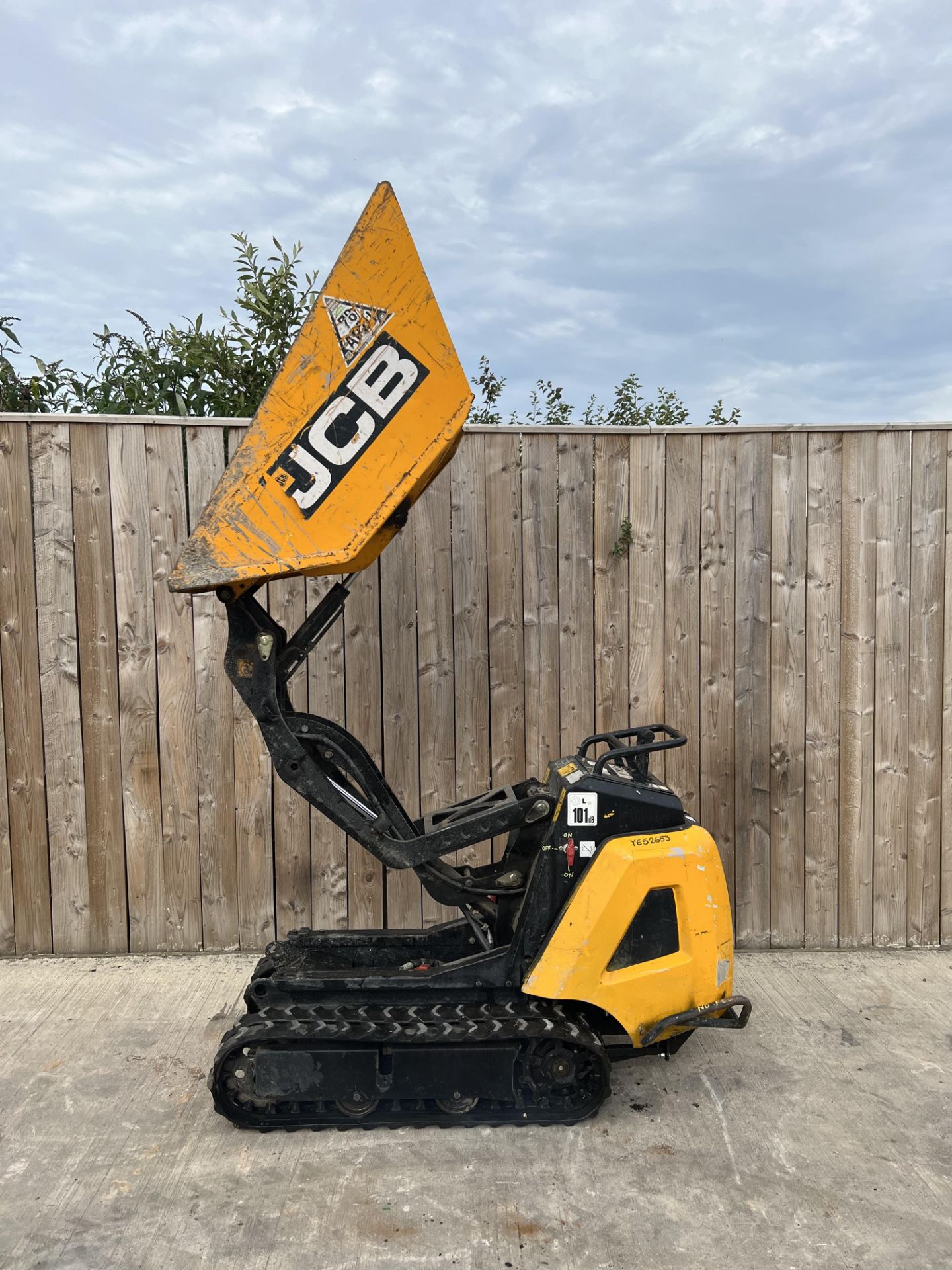 2017 JCB HTD05 HIGH TIP TRACKED DIESEL DUMPER *LOCATION NORTH YORKSHIRE*