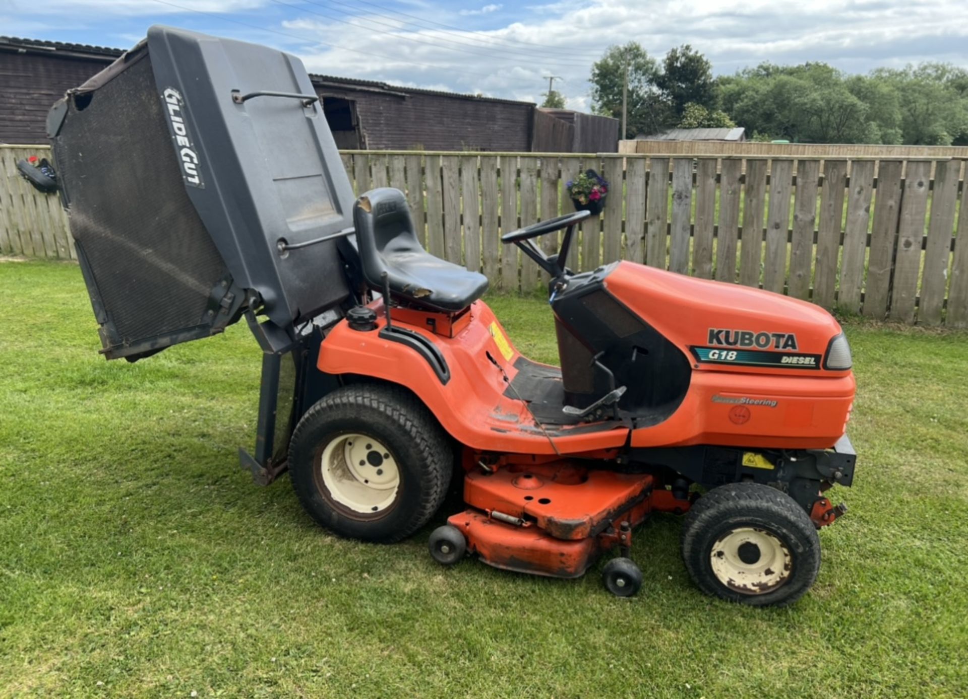 KUBOTA G18 DIESEL RIDE ON MOWER TIPPING COLLECTOR *LOCATION NORTH YORKSHIRE* - Image 3 of 5