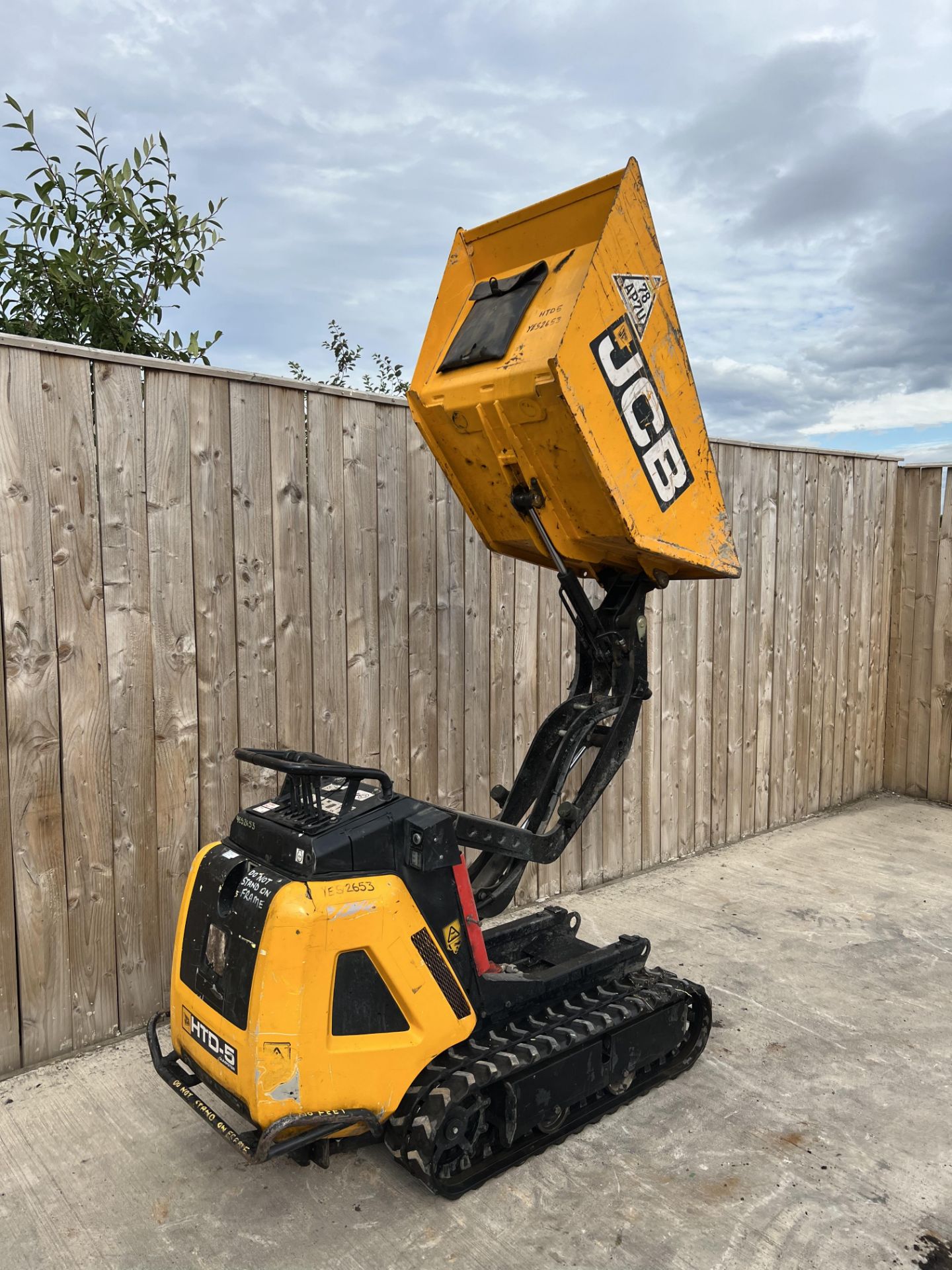 2017 JCB HTD05 HIGH TIP TRACKED DIESEL DUMPER *LOCATION NORTH YORKSHIRE* - Image 5 of 7