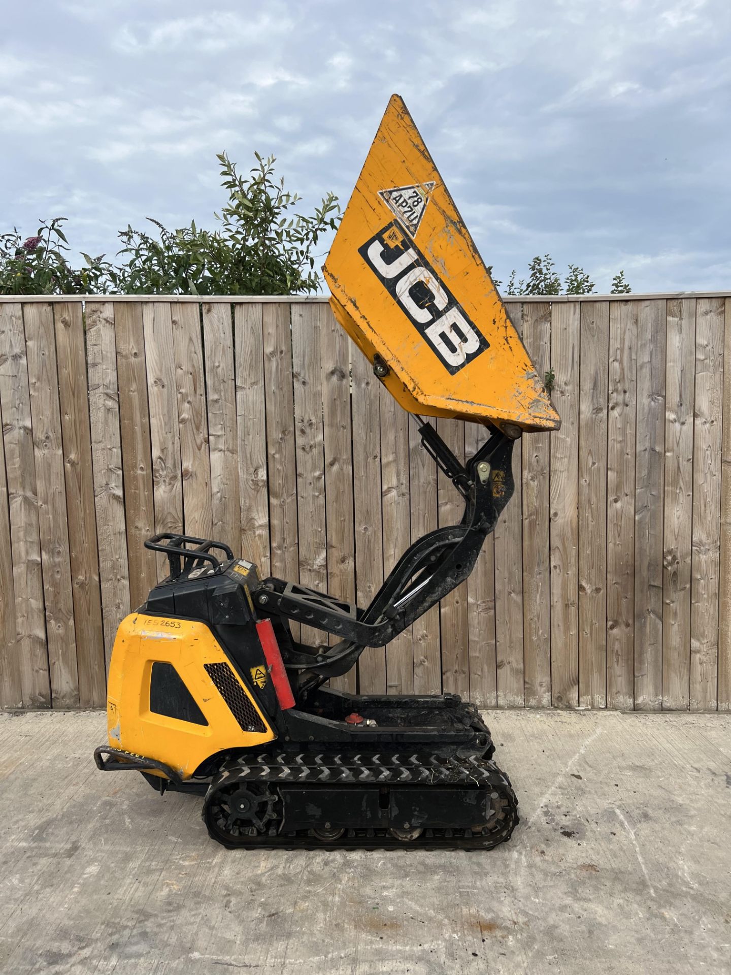 2017 JCB HTD05 HIGH TIP TRACKED DIESEL DUMPER *LOCATION NORTH YORKSHIRE* - Image 4 of 7