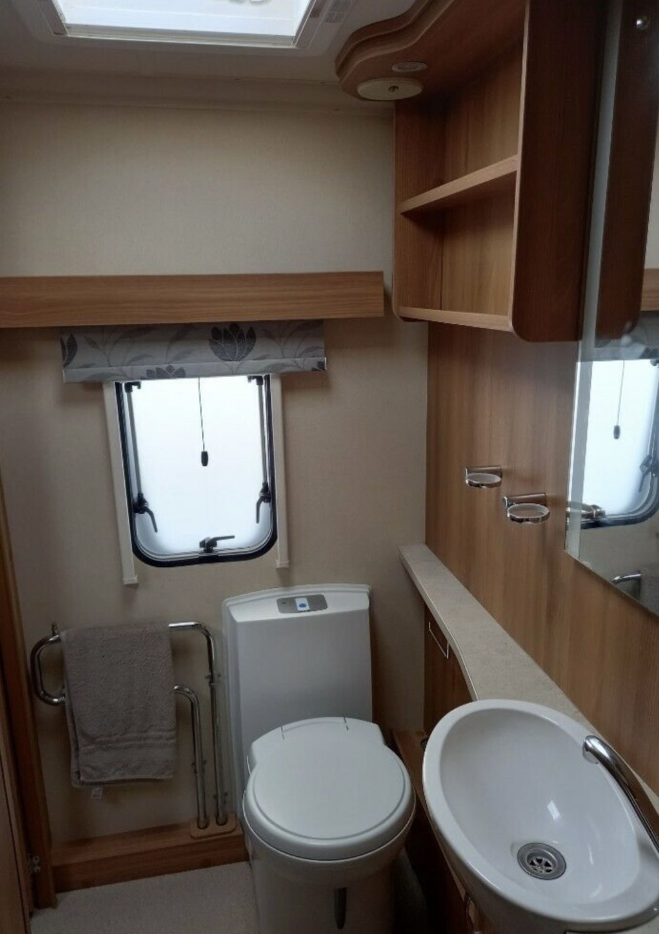 2013 SWIFT CONQUEROR 630 4 BERTH TWIN AXLE CARAVAN - Image 6 of 9