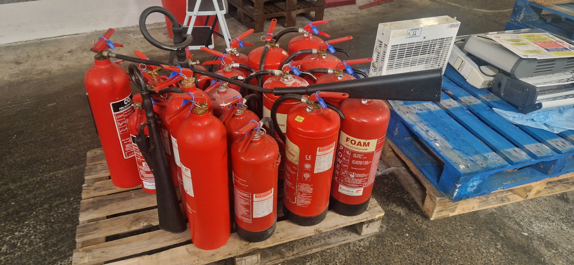 MIXED QUANTITY OF FIRE EXTINGUISHERS