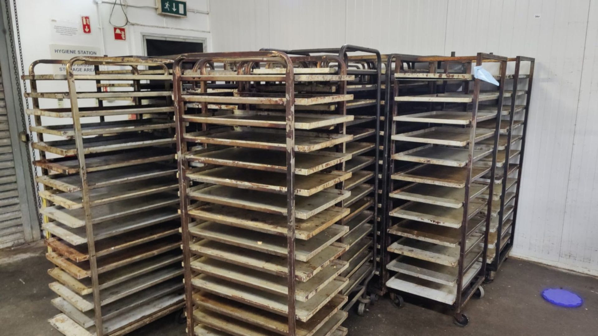 APPROX 16 OVEN RACKS WITH TRAYS (2040)