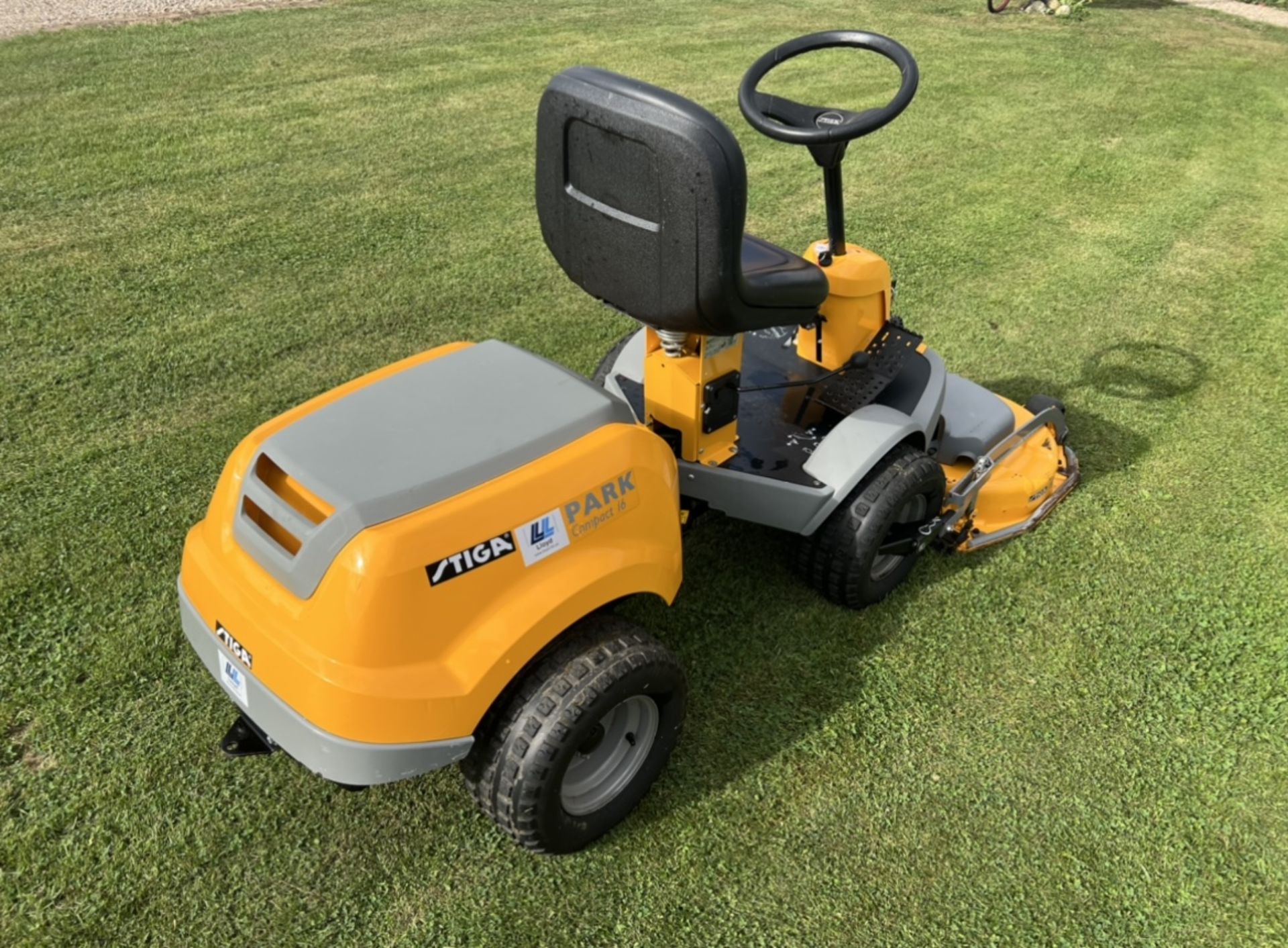 STIGA PARK COMPACT 16 RIDE ON MOWER OUTFRONT *LOCATION NORTH YORKSHIRE* - Image 3 of 9