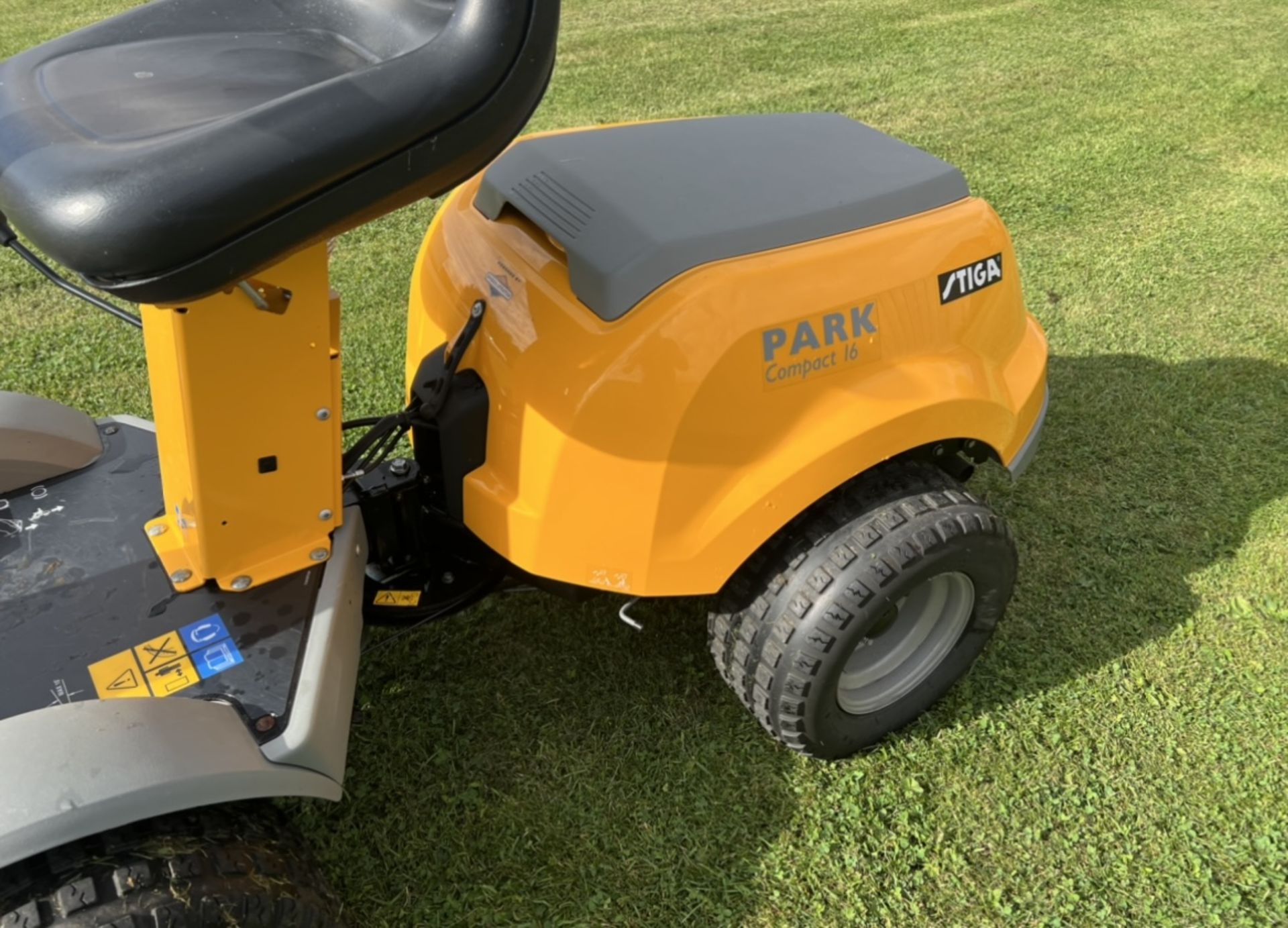 STIGA PARK COMPACT 16 RIDE ON MOWER OUTFRONT *LOCATION NORTH YORKSHIRE* - Image 2 of 9