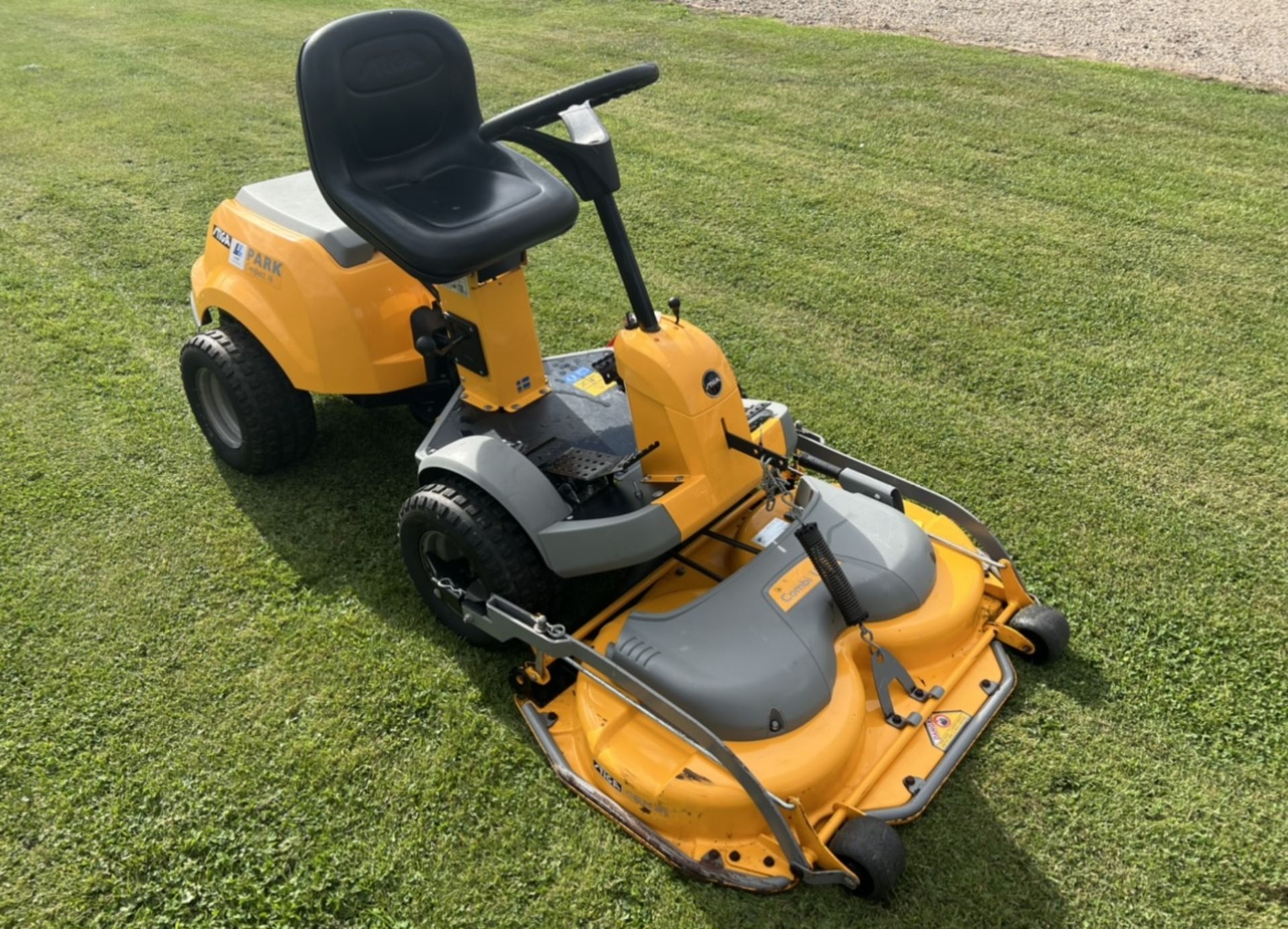 STIGA PARK COMPACT 16 RIDE ON MOWER OUTFRONT *LOCATION NORTH YORKSHIRE* - Image 8 of 9