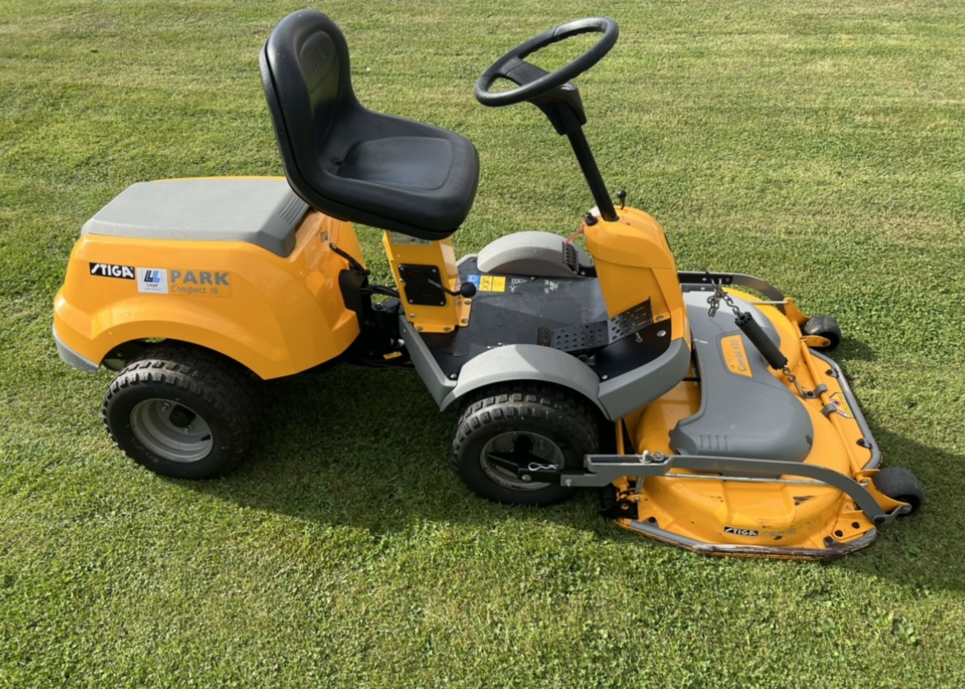 STIGA PARK COMPACT 16 RIDE ON MOWER OUTFRONT *LOCATION NORTH YORKSHIRE* - Image 4 of 9