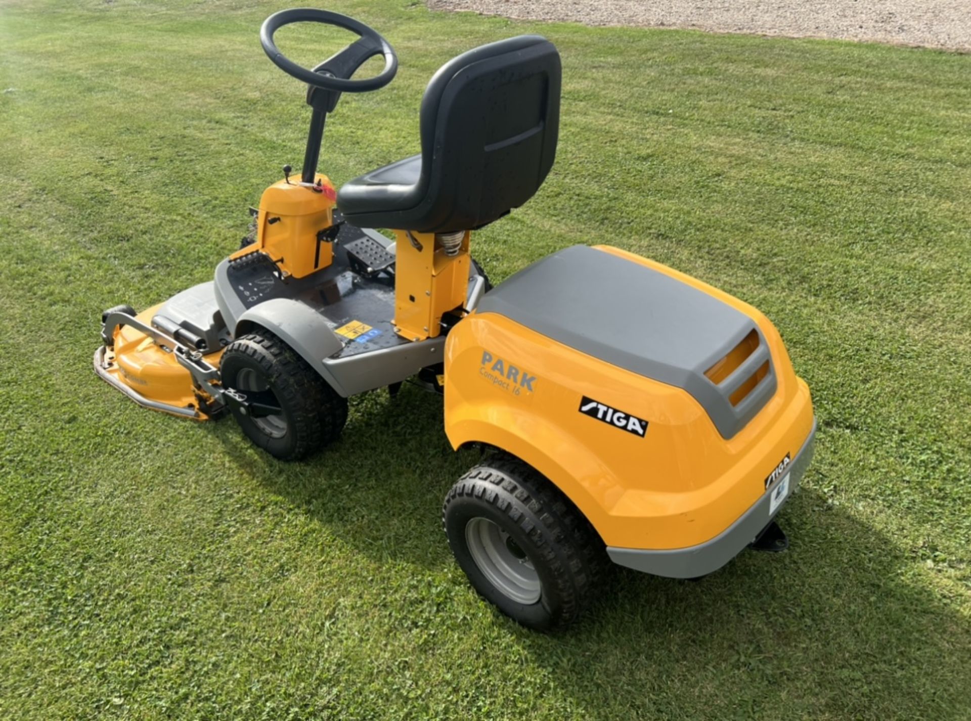 STIGA PARK COMPACT 16 RIDE ON MOWER OUTFRONT *LOCATION NORTH YORKSHIRE* - Image 9 of 9