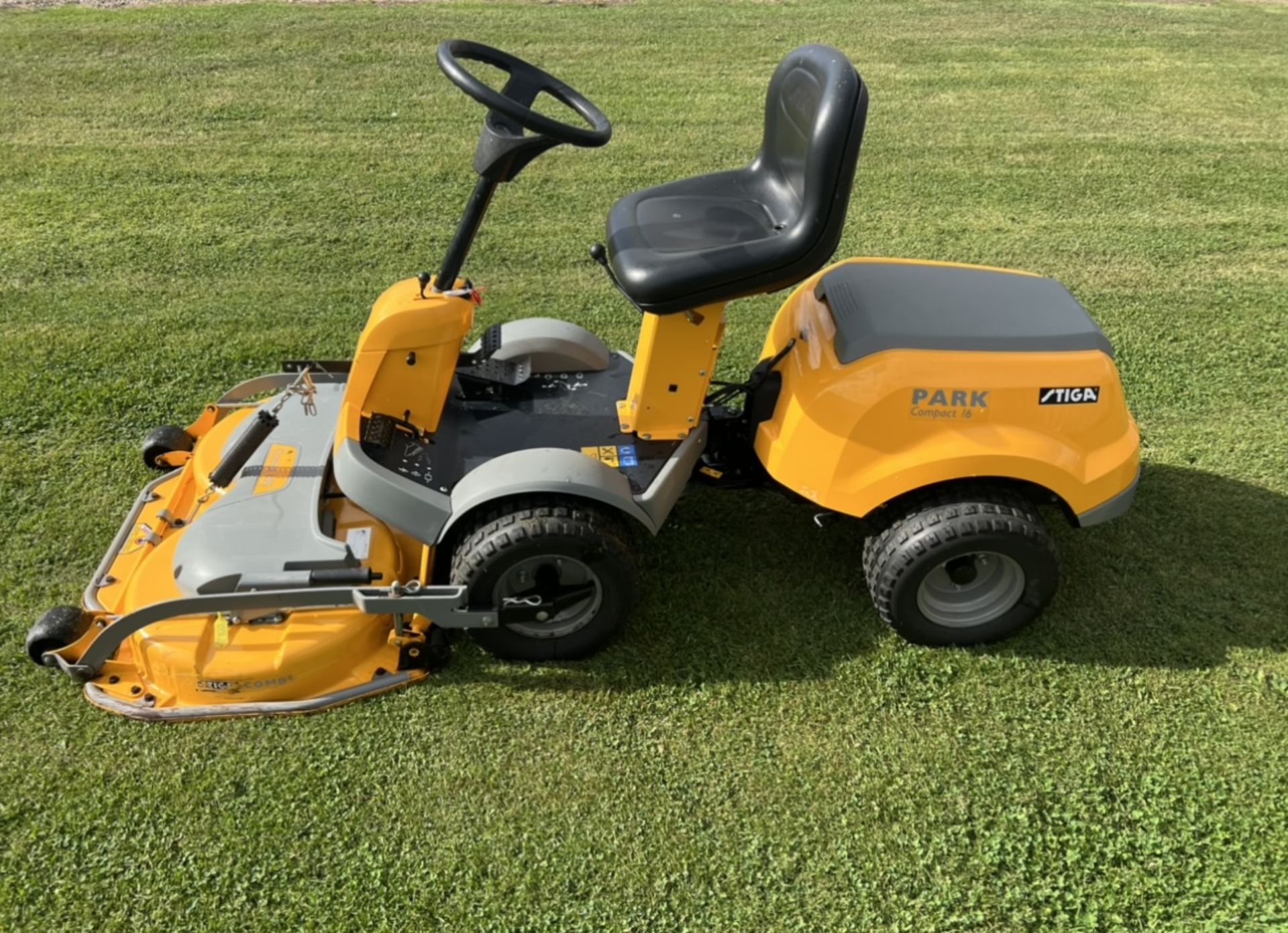 STIGA PARK COMPACT 16 RIDE ON MOWER OUTFRONT *LOCATION NORTH YORKSHIRE*