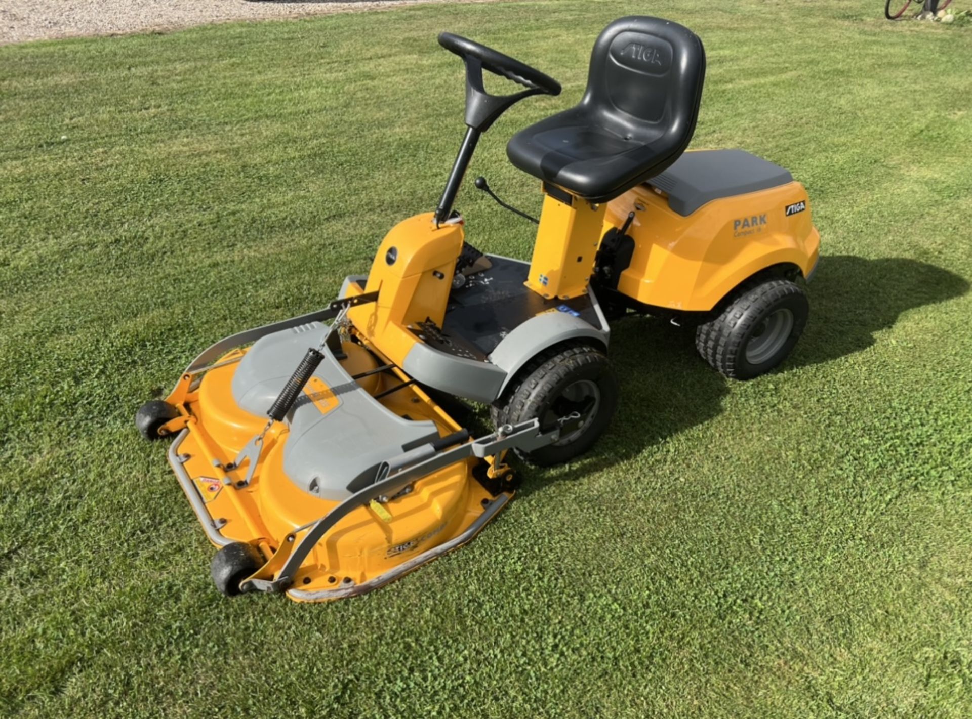 STIGA PARK COMPACT 16 RIDE ON MOWER OUTFRONT *LOCATION NORTH YORKSHIRE* - Image 6 of 9