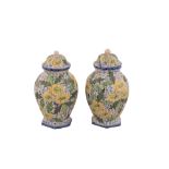 Coppia di vasi in maiolica con coperchio decorati a motivi floreali