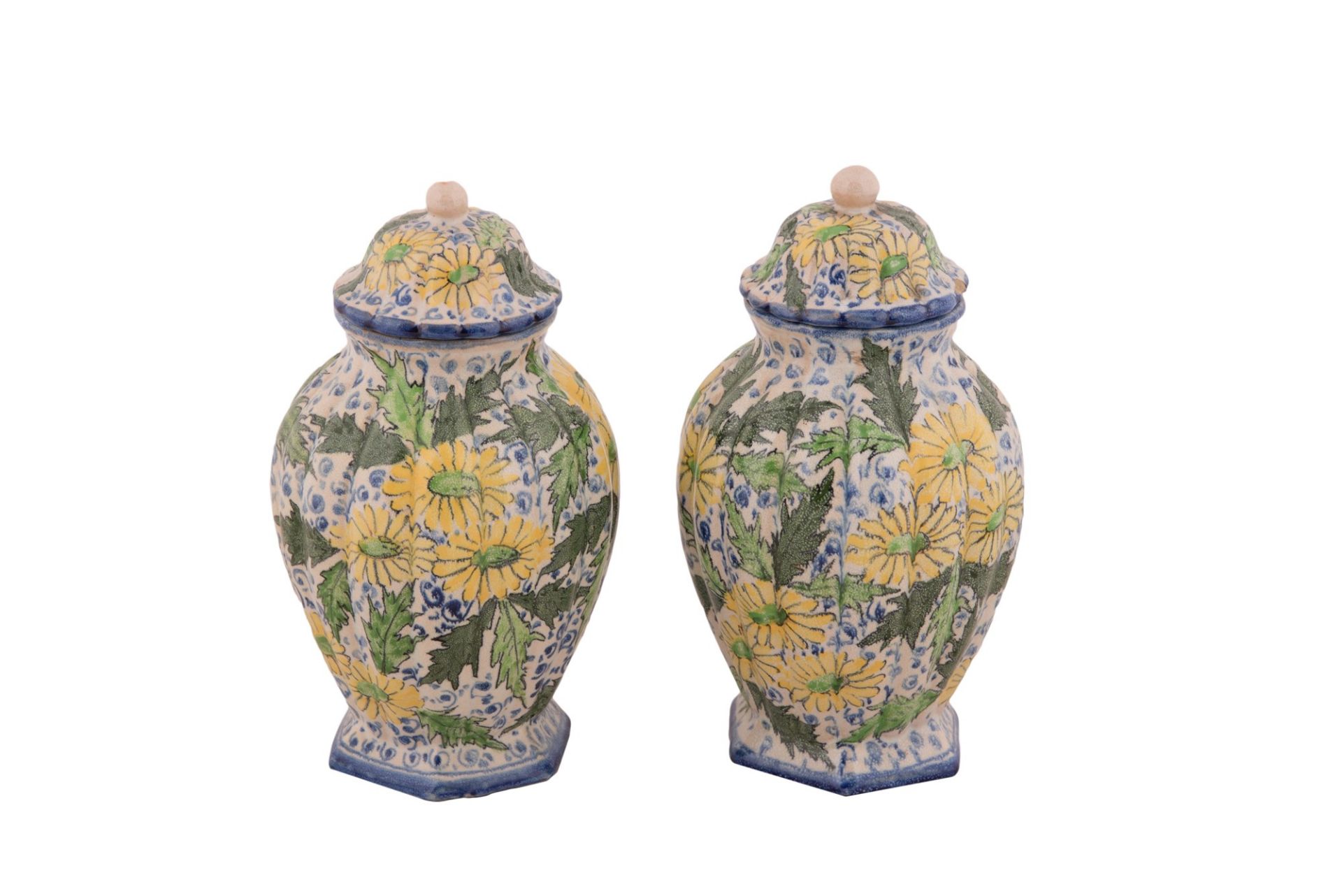  Coppia di vasi in maiolica con coperchio decorati a motivi floreali