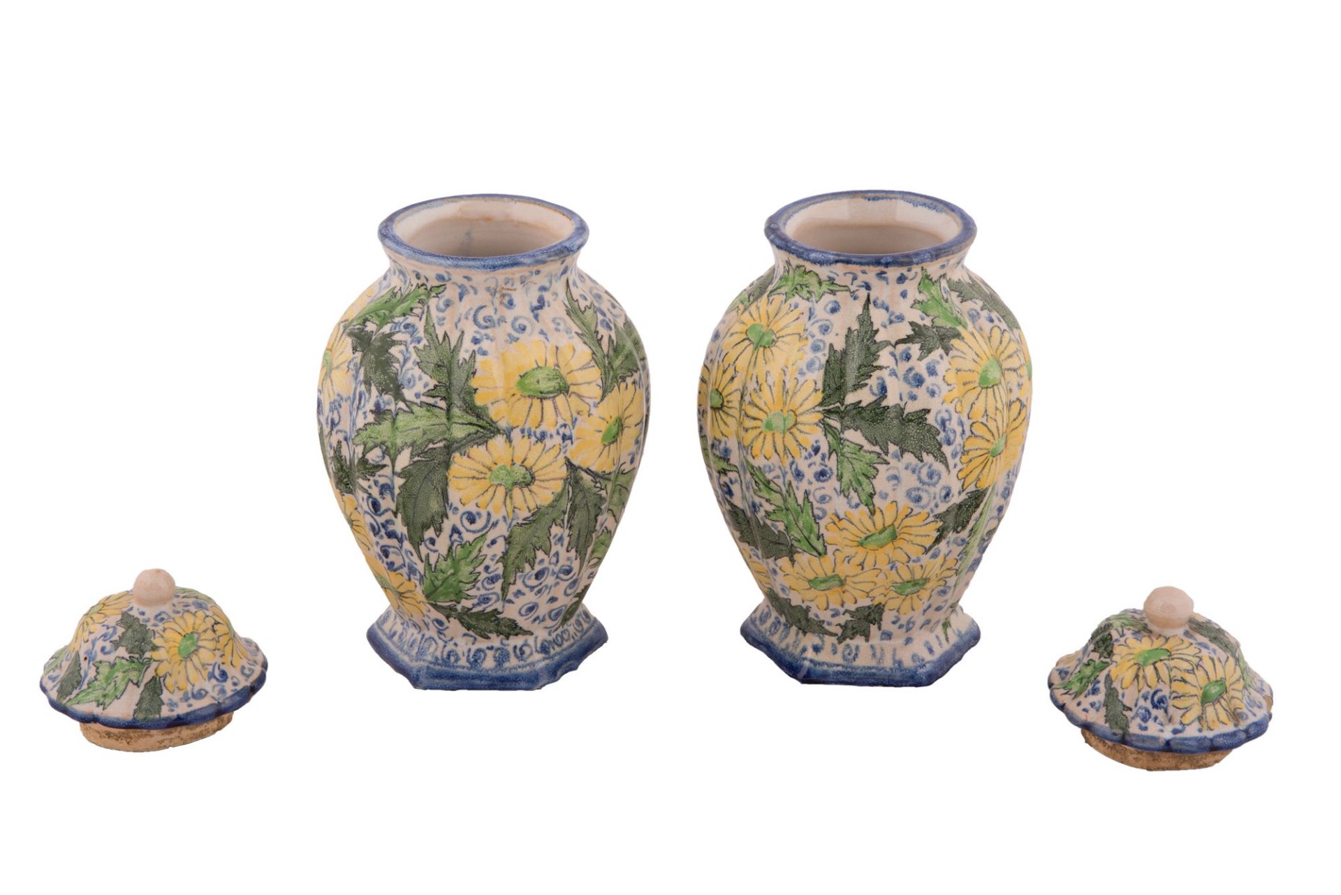  Coppia di vasi in maiolica con coperchio decorati a motivi floreali - Bild 2 aus 2