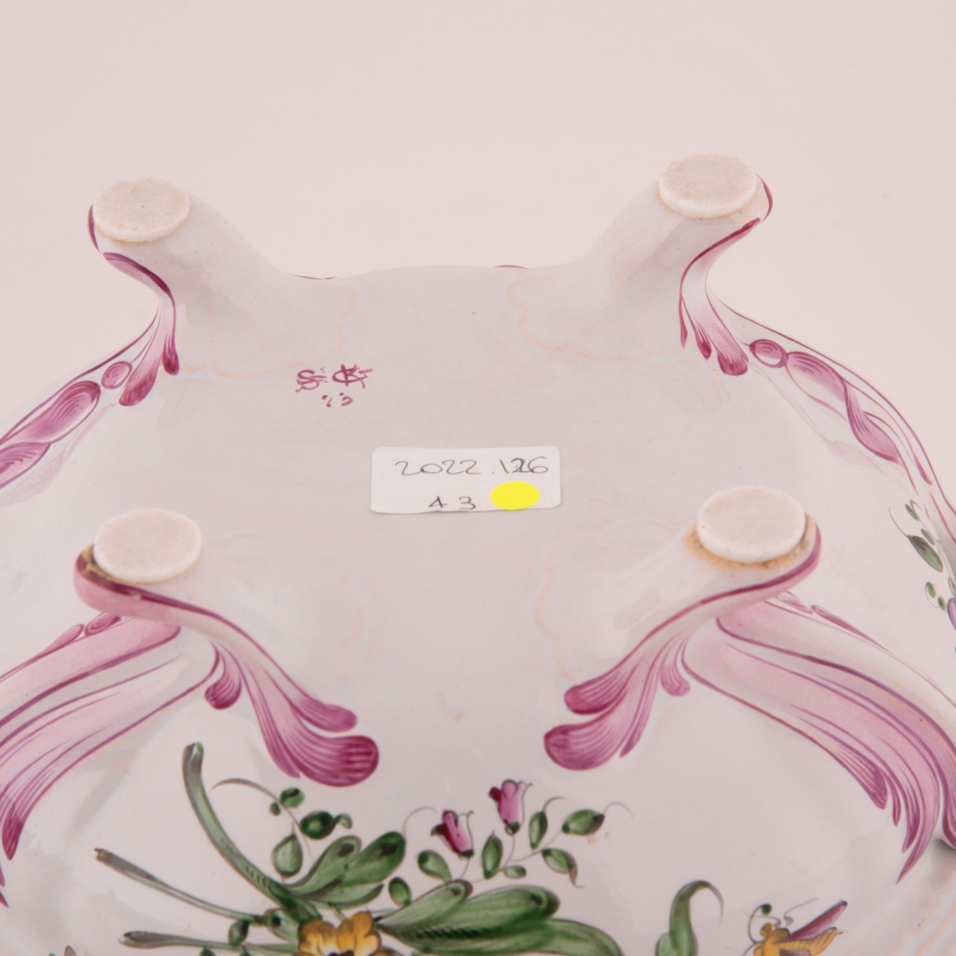 Zuppiera in maiolica decorata con elementi naturalistici a rilievo e con mazzetti di fiori sparsi, d - Image 5 of 5