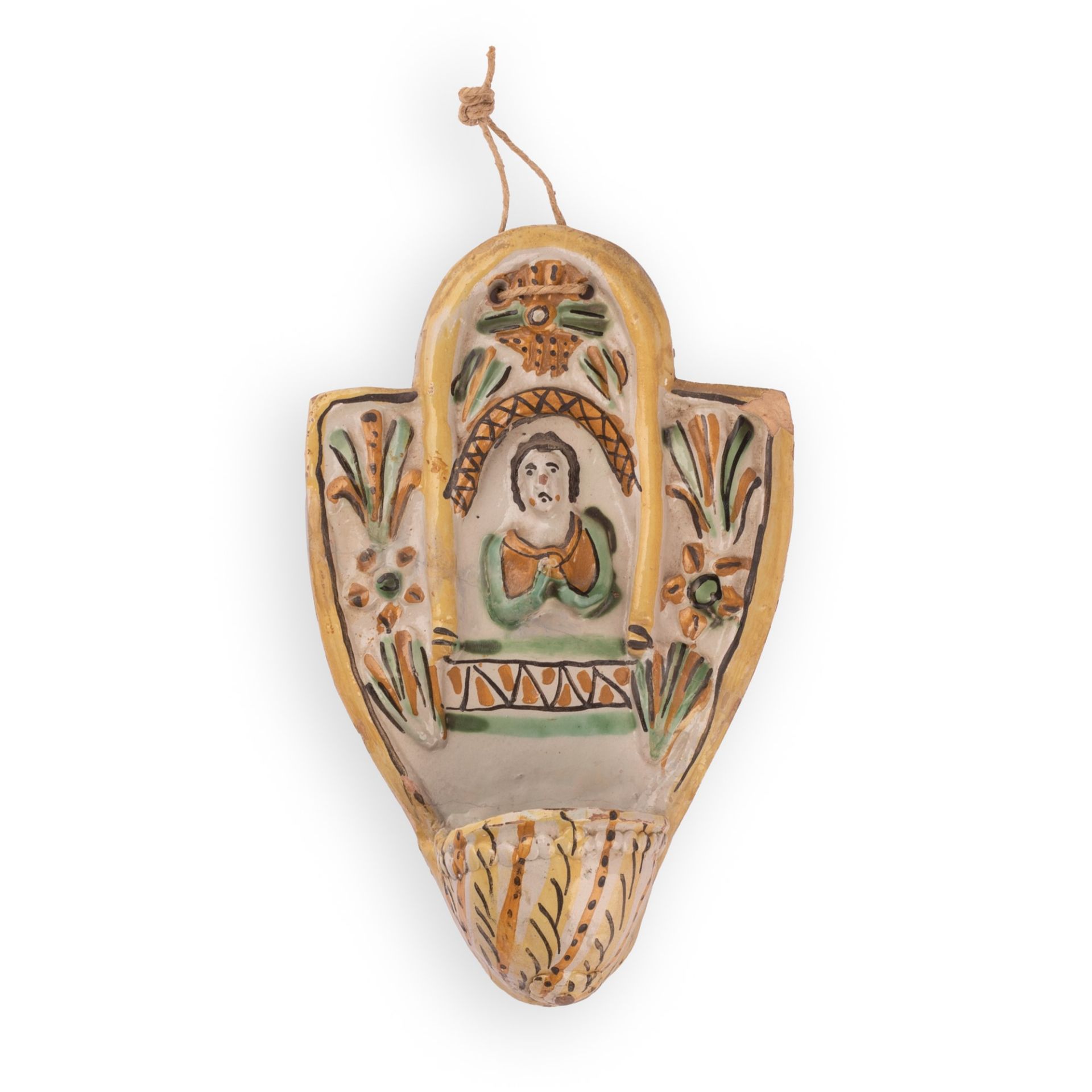 Acquasantiera in maiolica decorata con elementi a rilievo ed una figura femminile nell'edicola centr