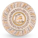 Maiolica a gran fuoco decorata nello stile compendiario, tesa con piume di struzzo stilizzate nei to