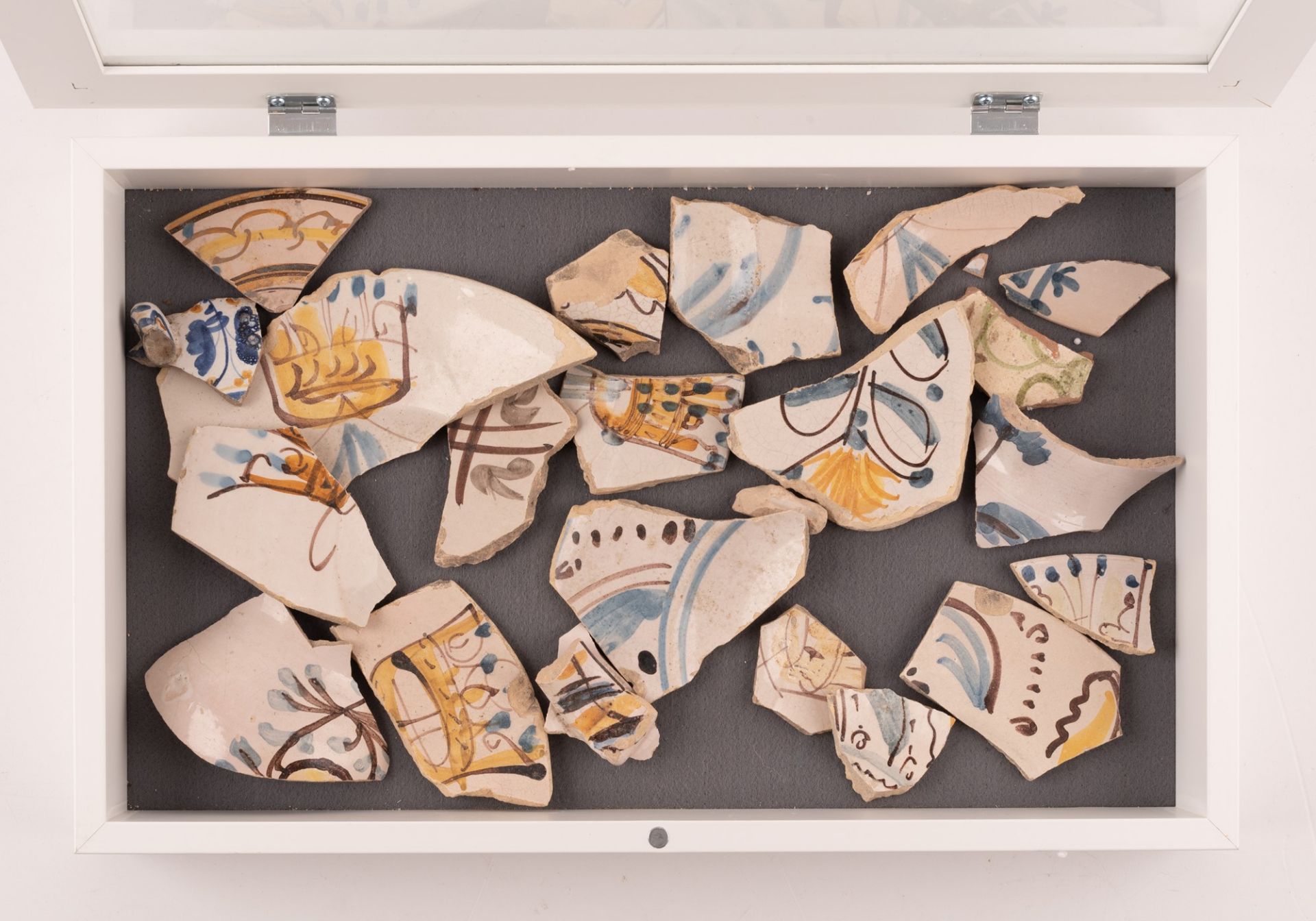Collezione di frammenti di maioliche di Castelli  (prevalentemente piatti) con decorazione in stile  - Bild 2 aus 2