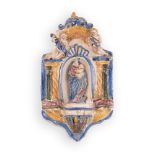 Acquasantiera in maiolica decorata con elementi a rilievo e con l'immagine della Madonna con il Bamb