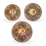 Lotto di 3 piatti in maiolica decorati in policromia. Nel cavetto figure maschili e femminili su fon
