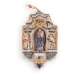 Acquasantiera in maiolica decorata con elementi a rilievo e l'effigie della Madonna con il Bambino