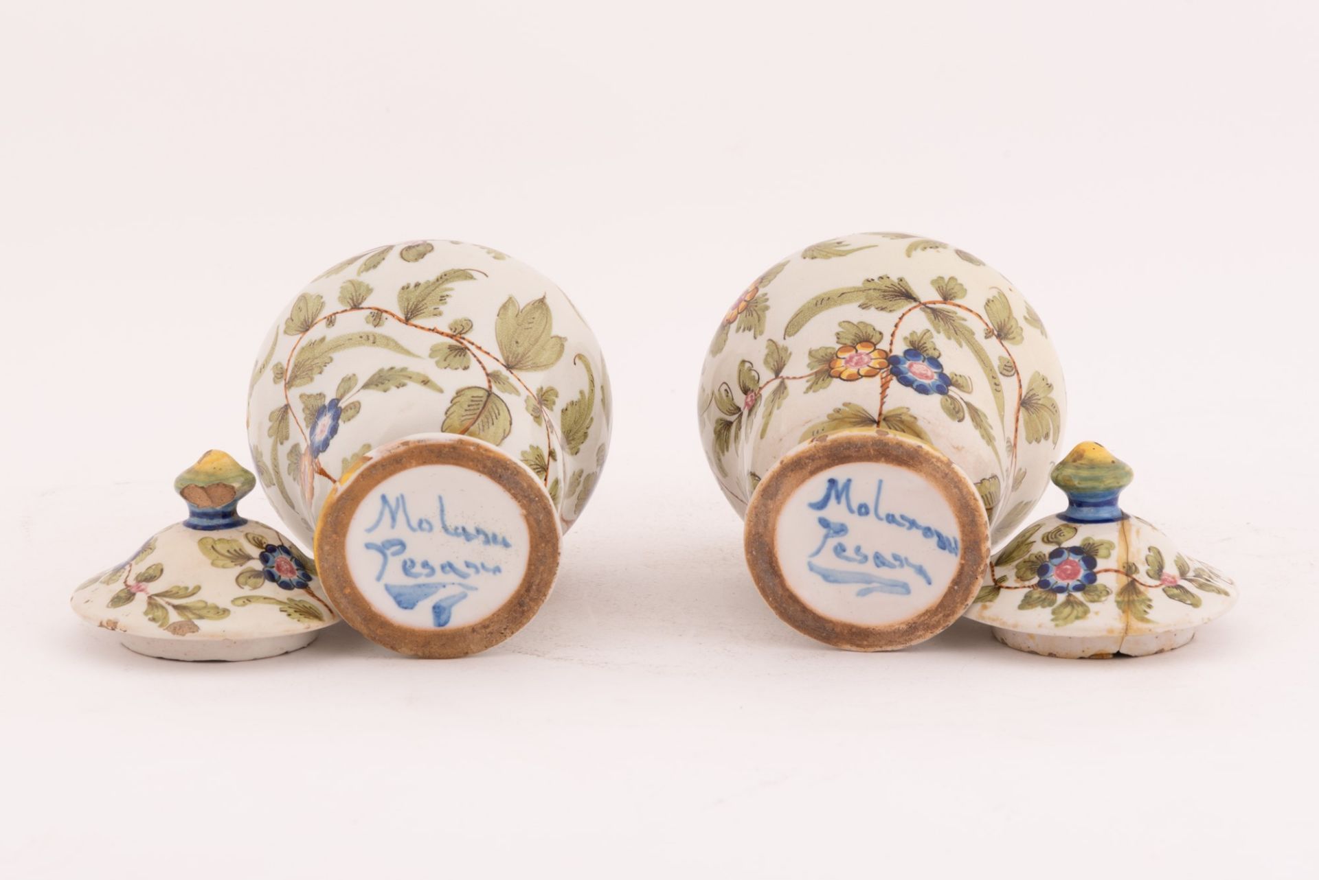 Coppia di potiches in maiolica a fondo bianco, decorati in policromia con tipico motivo a "tacchiolo - Bild 3 aus 3